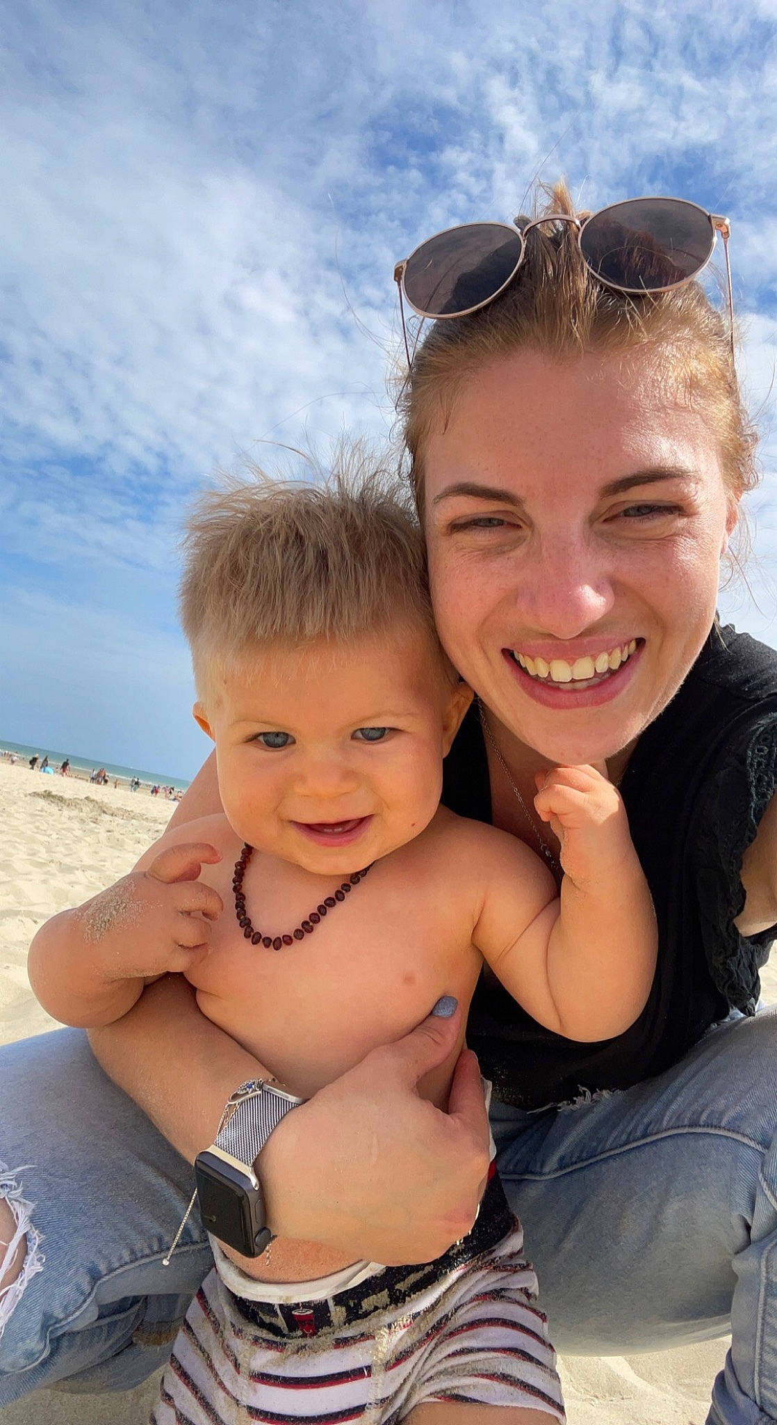 Sasha a rejoint le concours — aidez-le/la à gagner de superbes lots ! arm, cloud, face, goggles, hairstyle, happy, head, human, human_body, joy, mammal, muscle, people_in_nature, people_on_beach, person, skin, sky, smile, sunglasses, vertebrate
