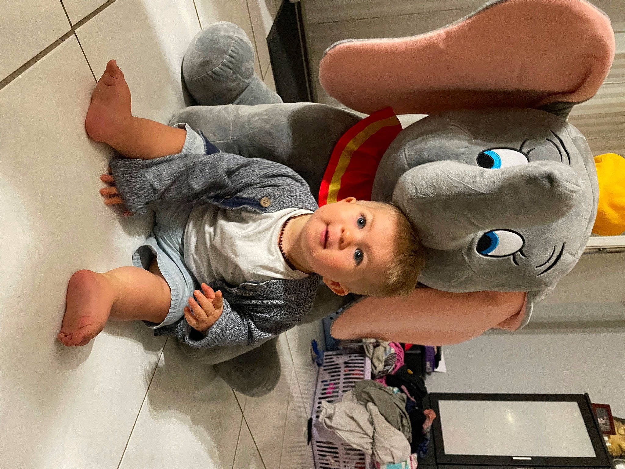 Sasha a rejoint le concours — aidez-le/la à gagner de superbes lots ! animation, arm, baby, baby_products, child, comfort, fun, leisure, person, room, service, stuffed_toy, t_shirt, toddler, toy