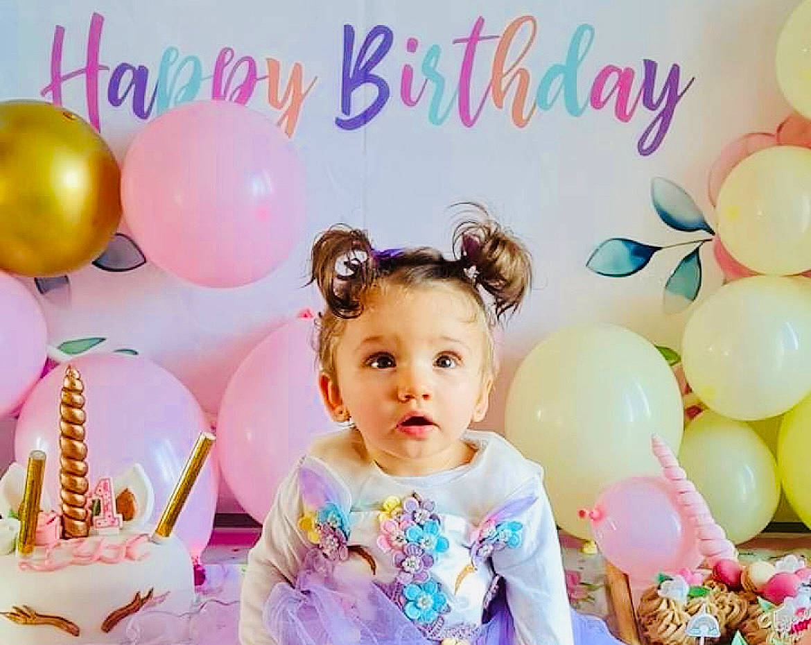 Lya a rejoint le concours — aidez-le/la à gagner de superbes lots ! baby_toddler_clothing, balloon, beauty, birthday, birthday_party, child, decoration, event, facial_expression, friendship, fun, happy, magenta, party_supply, person, photograph, pink, sweetness, toddler, white