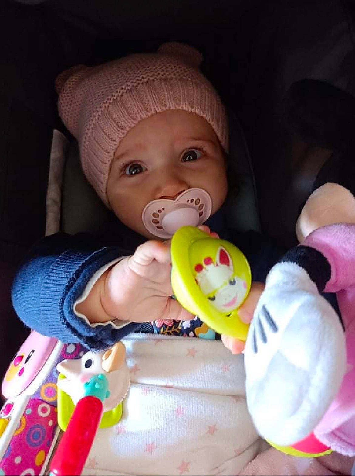 Lya a rejoint le concours — aidez-le/la à gagner de superbes lots ! baby, baby_playing_with_toys, baby_products, baby_toddler_clothing, cheek, child, eye, finger, fun, happy, head, headwear, iris, lip, mouth, nose, person, pink, skin, textile