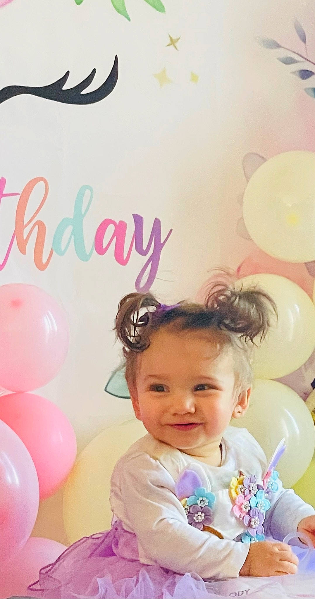 Lya participe au concours pour gagner de l'argent avec cette photo : baby, baby_toddler_clothing, balloon, beauty, child, ear, event, eyelash, font, fun, happy, joy, magenta, party_supply, pattern, person, pink, skin, smile, sweetness