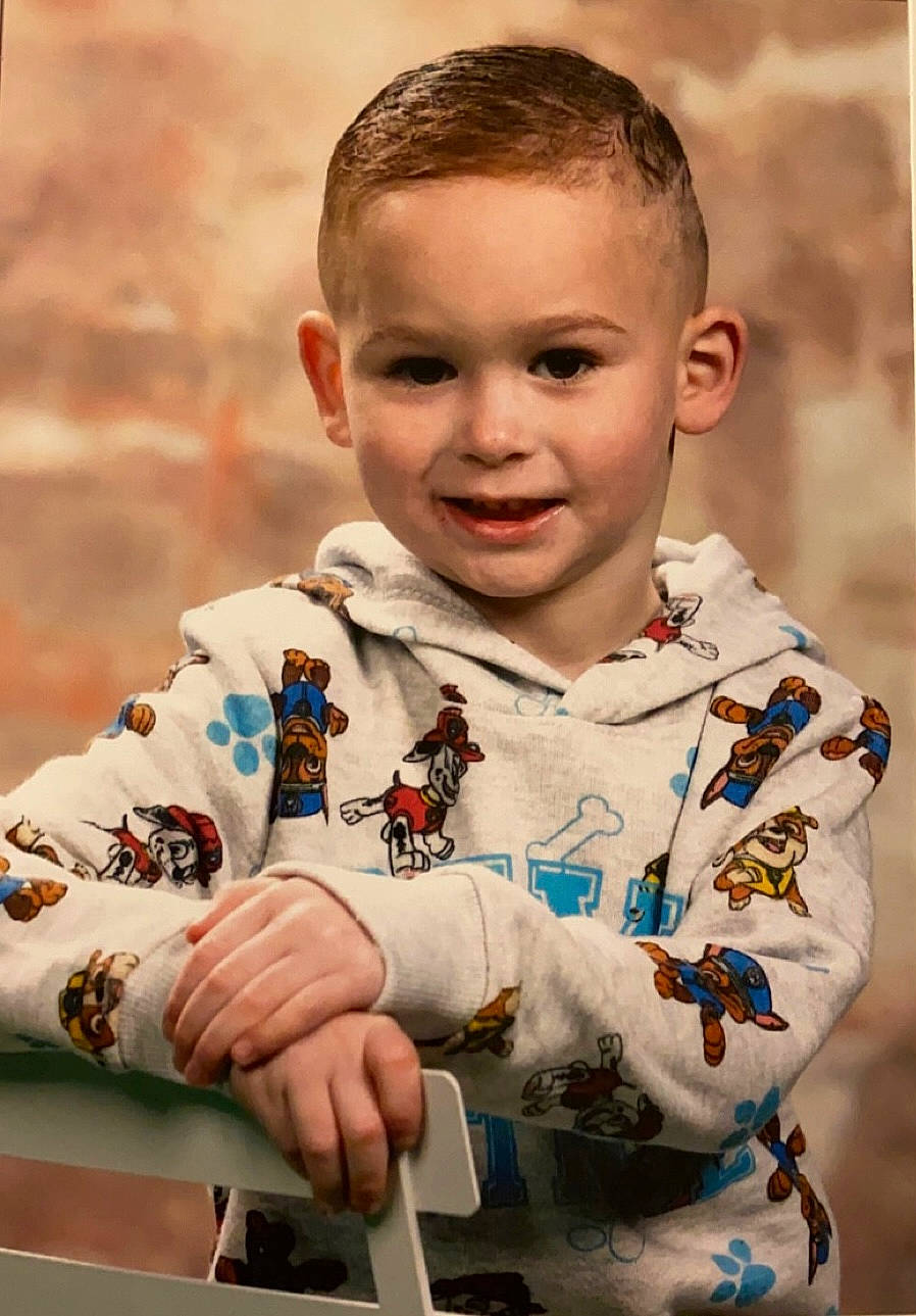 Loan participe au concours pour gagner de l'argent avec cette photo : baby_toddler_clothing, caesar_cut, cheek, child, chin, collar, dress_shirt, eye, facial_expression, flash_photography, fun, happy, joy, person, portrait, portrait_photography, sitting, sleeve, smile, t_shirt