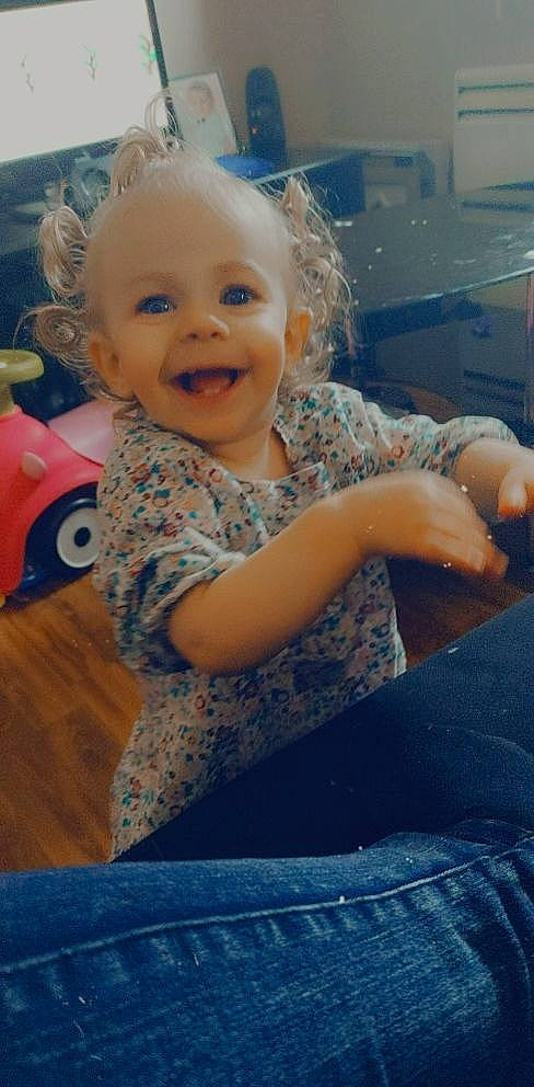 Neela a rejoint le concours — aidez-le/la à gagner de superbes lots ! arm, cheek, clothing, eye, facial_expression, finger, fun, hairstyle, happy, head, human, iris, jeans, mouth, organ, person, product, skin, smile, standing