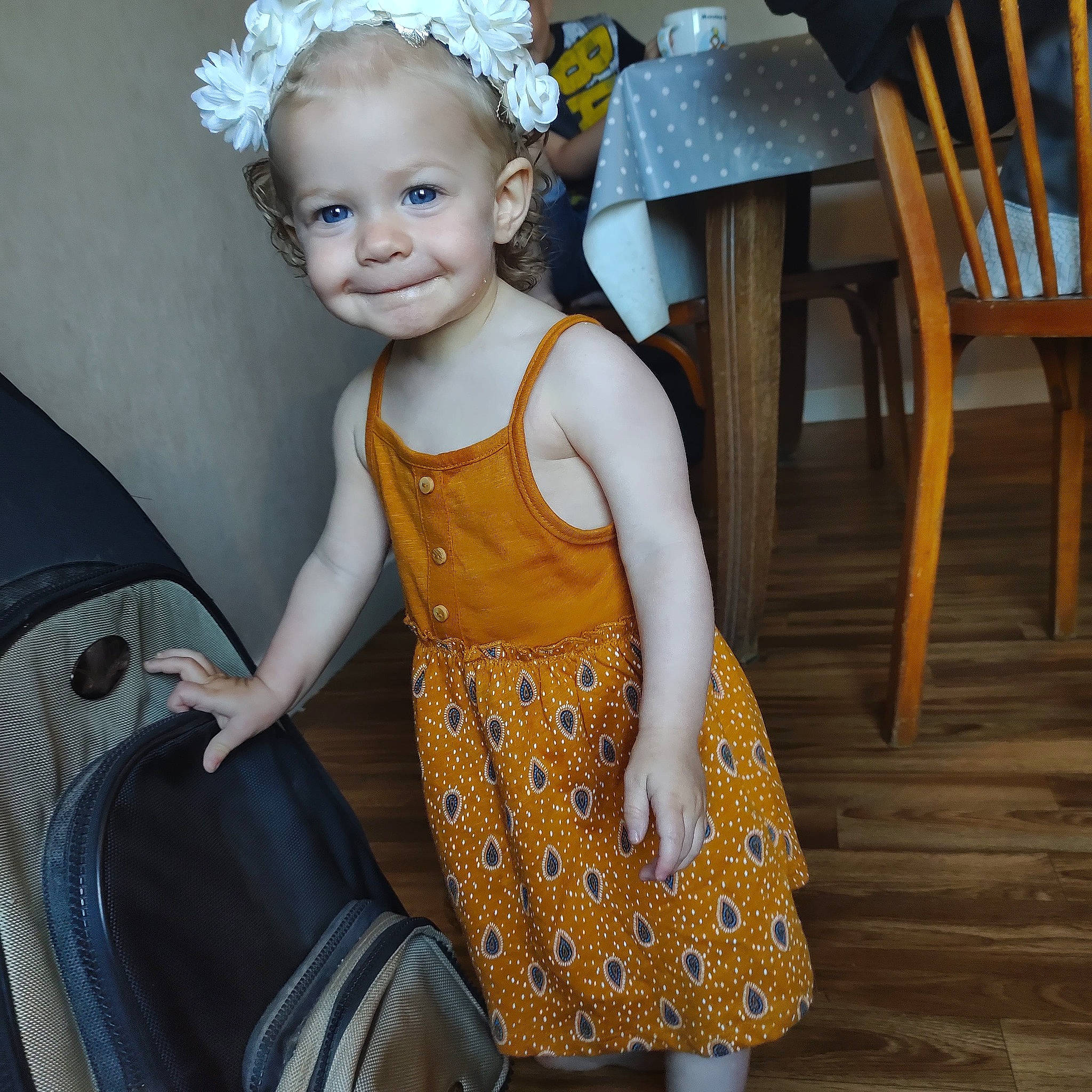 Neela participe au concours pour gagner de l'argent avec cette photo : baby_toddler_clothing, beauty, blond, chair, child, dress, event, eye, facial_expression, flash_photography, flooring, hairstyle, happy, headband, headpiece, joy, person, photograph, sitting, smile