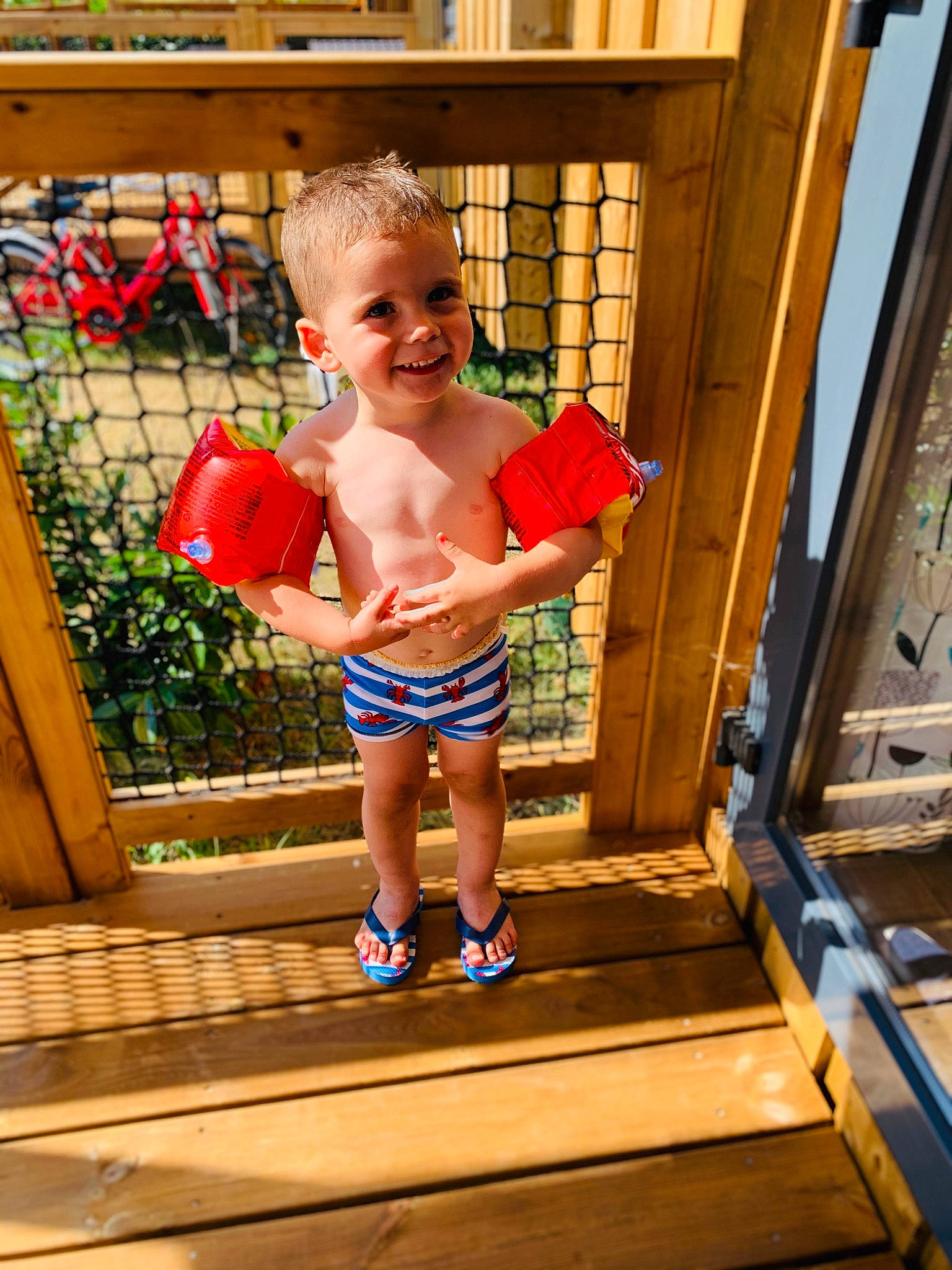 Mathéo participe au concours pour gagner de l'argent avec cette photo : boxing_glove, child, child_model, joy, person, play, shorts, standing, toddler, vacation