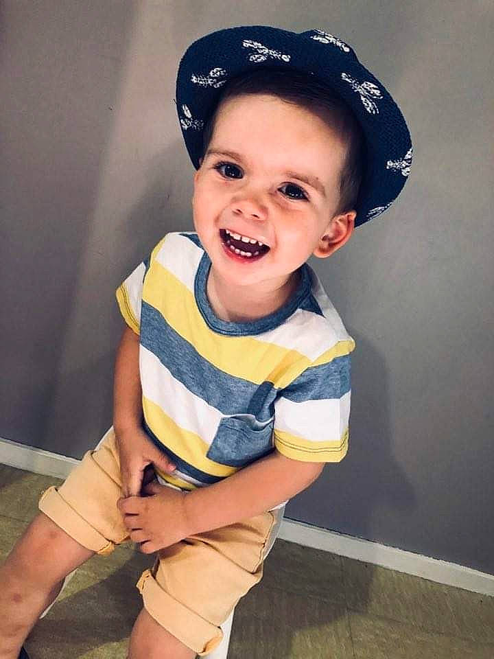 Mathéo participe au concours pour gagner de l'argent avec cette photo : baby, cap, cheek, child, child_model, cool, facial_expression, fun, happy, headgear, joy, person, smile, toddler, yellow