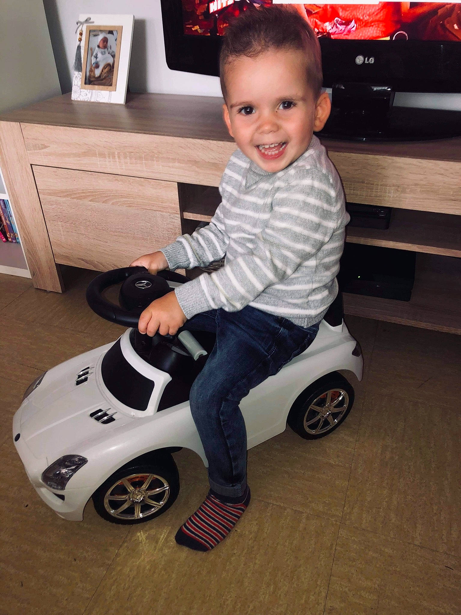 Mathéo a rejoint le concours — aidez-le/la à gagner de superbes lots ! auto_part, automotive_design, car, child, joy, luxury_vehicle, model_car, person, product, radio_controlled_car, rim, sports_car, supercar, toddler, toy_vehicle, vehicle, wheel