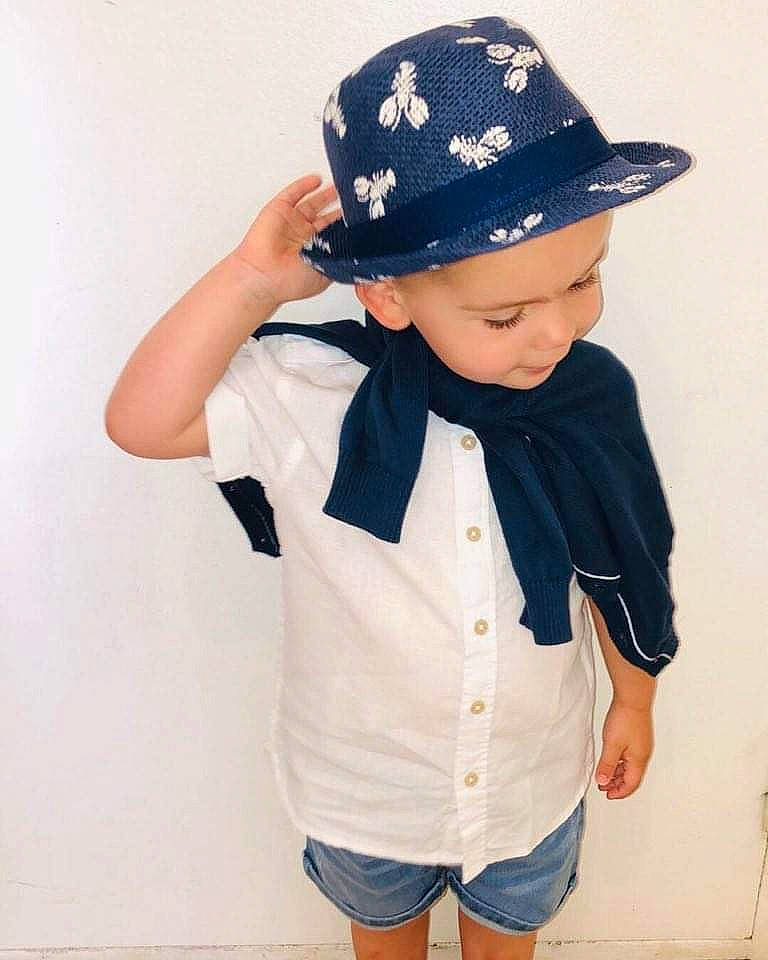 Mathéo participe au concours pour gagner de l'argent avec cette photo : baseball_cap, cap, child, clothing, cool, costume_accessory, costume_hat, denim, fashion_accessory, fedora, hat, headgear, headwear, outerwear, person, sleeve, sun_hat, t_shirt, toddler