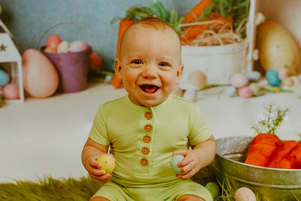 Tyden is registered to the contest to win money with this photo: baby, baby_toddler_clothing, basket, cheek, child, event, fun, grass, happy, joy, local_food, natural_foods, orange, person, room, sitting, smile, superfood, t_shirt, toddler