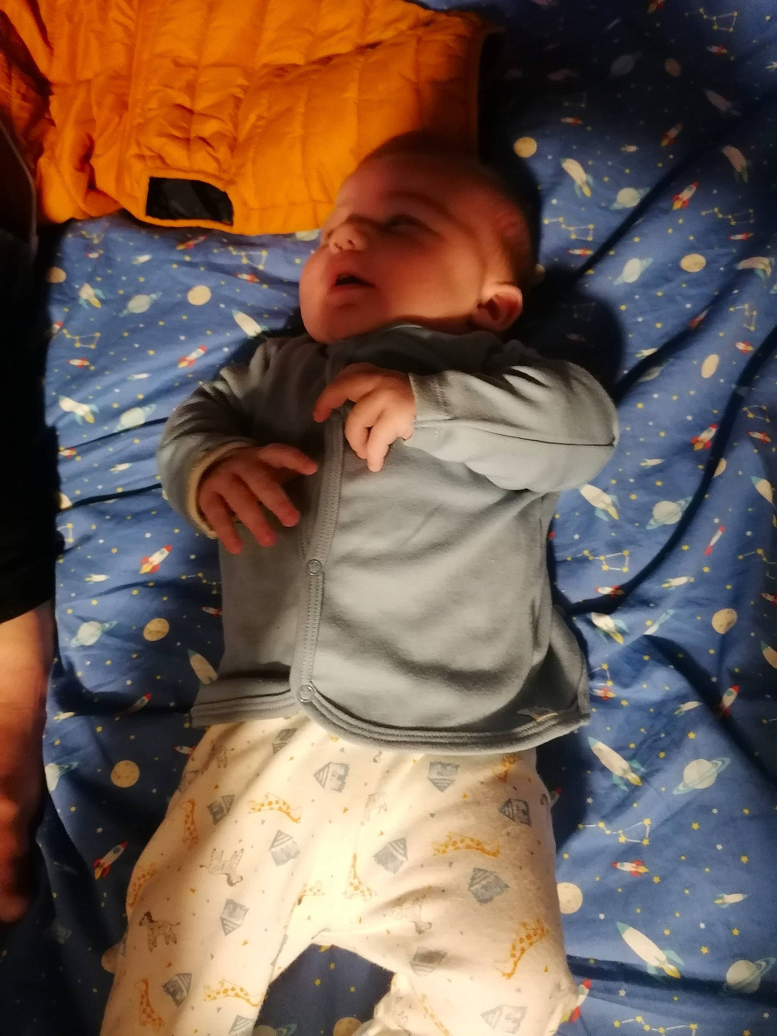 Thiago a rejoint le concours — aidez-le/la à gagner de superbes lots ! blue, comfort, eye, finger, fun, green, hairstyle, head, human, lighting, natural_environment, nature, people, person, product, room, sitting, skin, vertebrate, wood