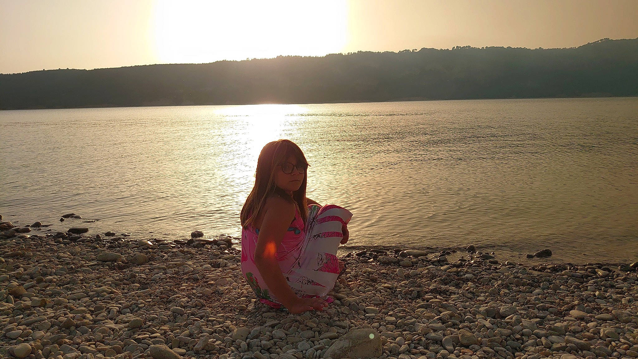 Noélyne a rejoint le concours — aidez-le/la à gagner de superbes lots ! bank, beach, calm, dusk, flash_photography, happy, horizon, lake, landscape, people_in_nature, person, sky, standing, sun, sunlight, sunrise, sunset, tints_and_shades, travel, water