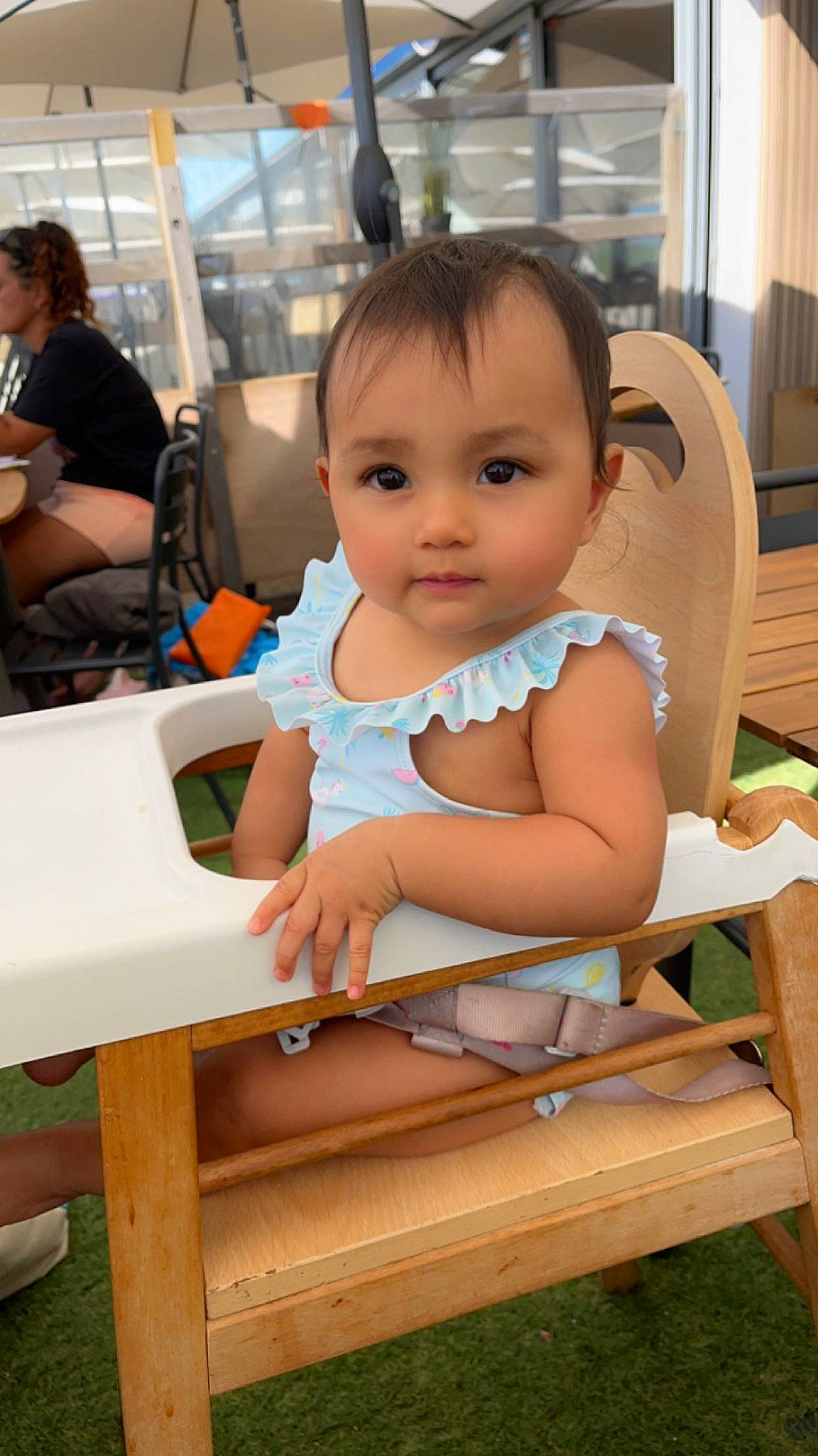 Maëlya participe au concours pour gagner de l'argent avec cette photo : baby, baby_toddler_clothing, chair, child, comfort, event, face, finger, fun, furniture, happy, head, leisure, outdoor_furniture, person, sitting, skin, summer, t_shirt, toddler