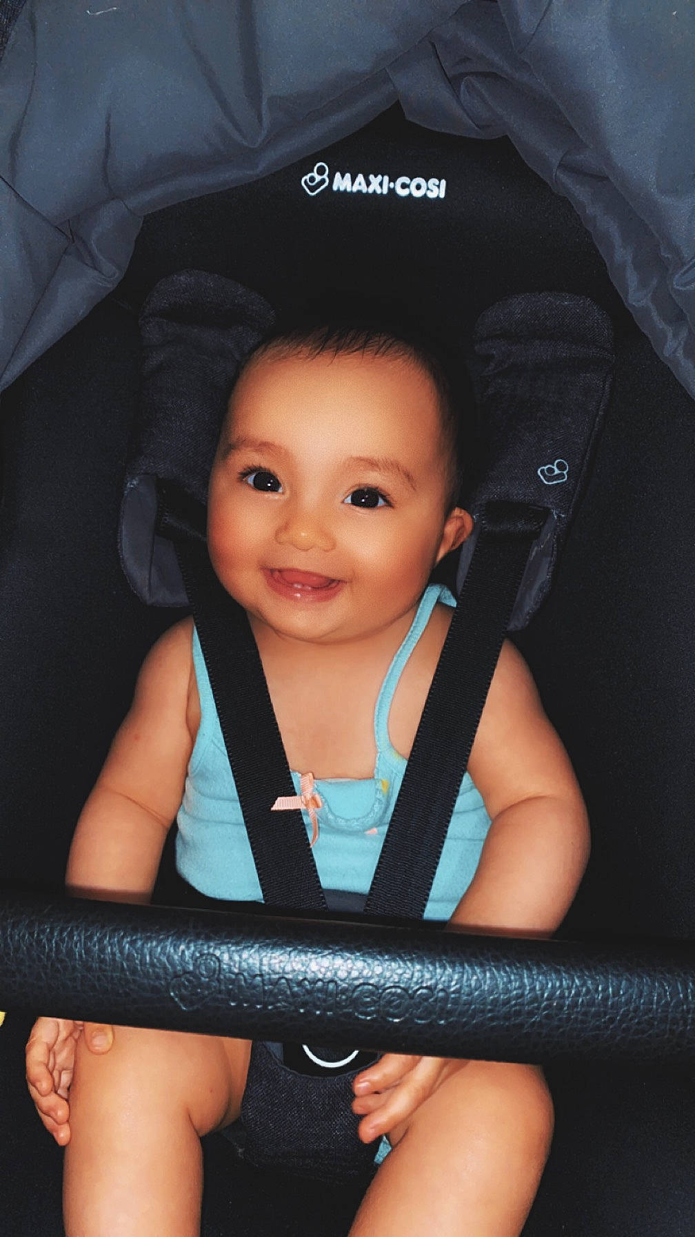 Maëlya a rejoint le concours — aidez-le/la à gagner de superbes lots ! baby, baby_carriage, baby_products, beauty, black, camera_lens, child, electric_blue, eye, facial_expression, finger, flash_photography, fun, happy, joy, person, product, sitting, smile, snapshot