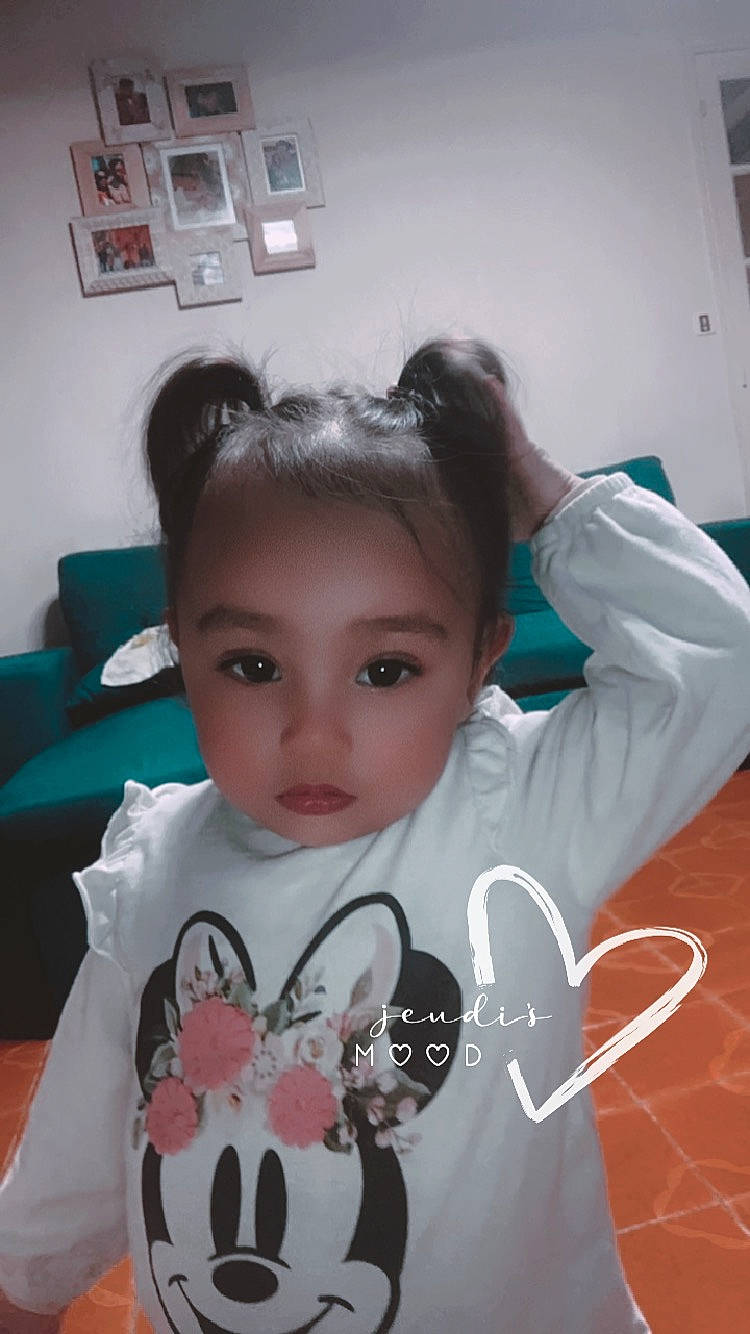 Maëlya participe au concours pour gagner de l'argent avec cette photo : baby_toddler_clothing, black_hair, cheek, child, cool, ear, eyebrow, eyelash, hairstyle, happy, human, mammal, neck, organ, outerwear, person, skin, sleeve, t_shirt, toddler