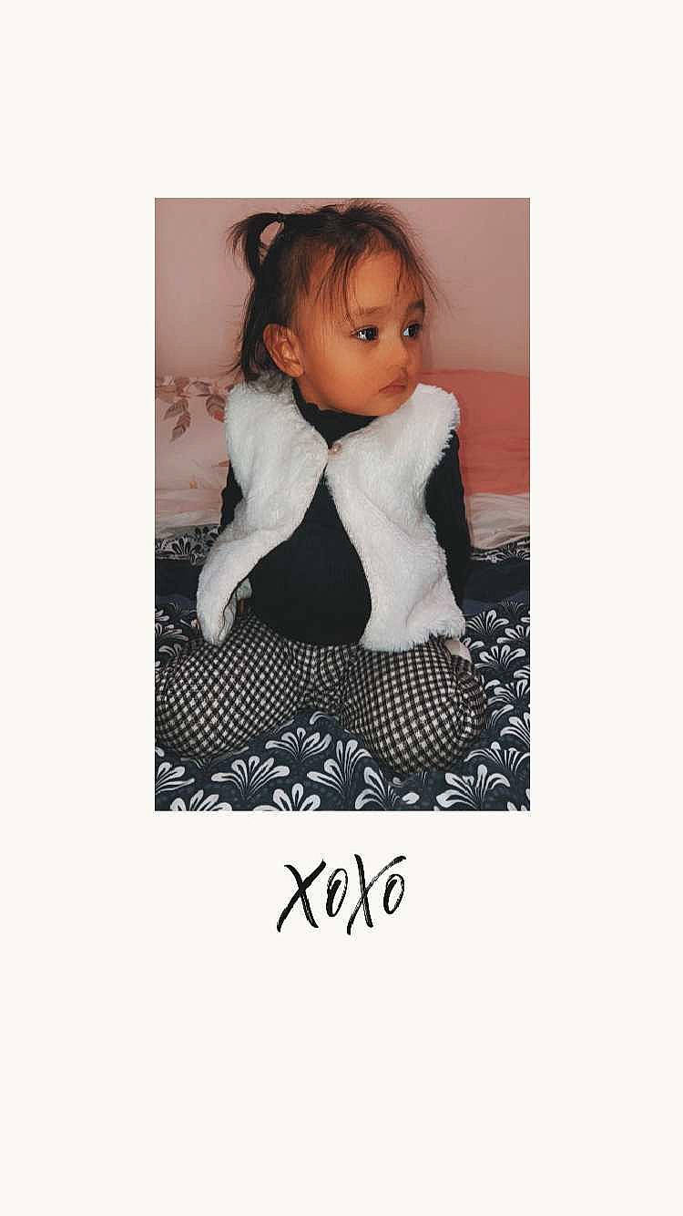 Maëlya participe au concours pour gagner de l'argent avec cette photo : baby_toddler_clothing, cheek, child, eyelash, fashion_design, flash_photography, font, formal_wear, fur, handwriting, happy, iris, pattern, person, polka_dot, portrait_photography, sitting, sleeve, toddler, vintage_clothing