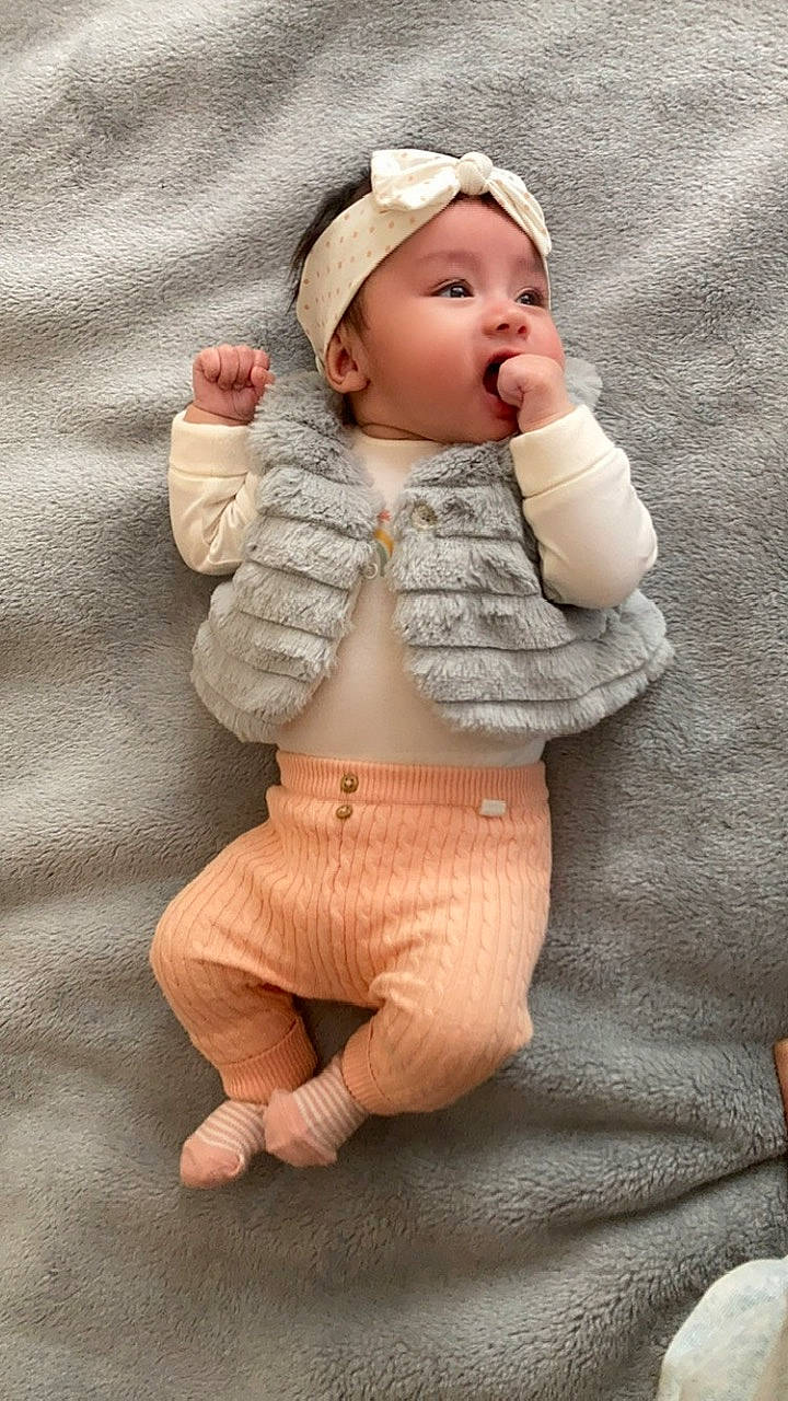 Loëlya a rejoint le concours — aidez-le/la à gagner de superbes lots ! arm, baby, baby_toddler_clothing, cap, cheek, comfort, eye, face, gesture, head, headwear, human_body, leg, person, skin, sleeve, stomach, thumb, toddler, trunk