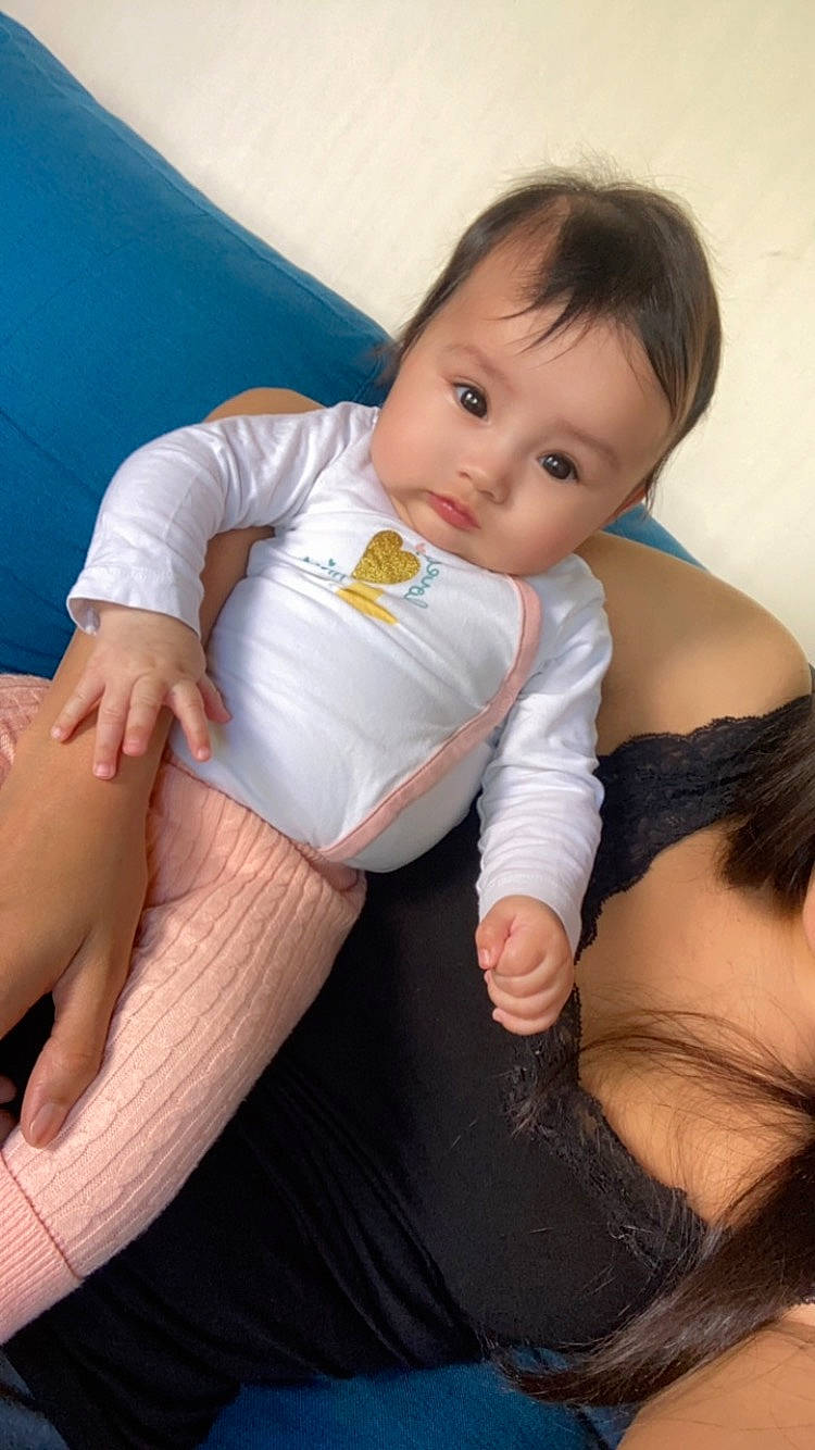 Loëlya participe au concours pour gagner de l'argent avec cette photo : arm, baby, baby_toddler_clothing, chest, comfort, elbow, finger, flash_photography, gesture, human_body, joint, knee, leg, person, shoulder, skin, stomach, thigh, toddler, trunk