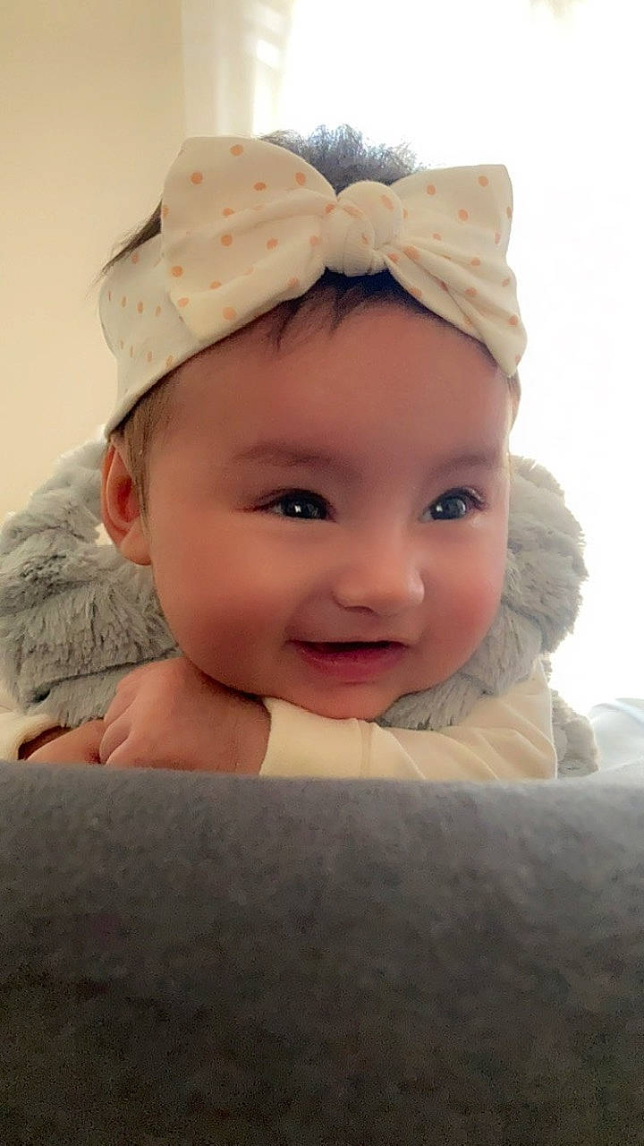 Loëlya a rejoint le concours — aidez-le/la à gagner de superbes lots ! baby, baby_toddler_clothing, cap, child, close_up, facial_expression, fashion_accessory, flash_photography, fun, hair_accessory, happy, headpiece, helmet, iris, lip, person, pink, portrait_photography, skin, smile