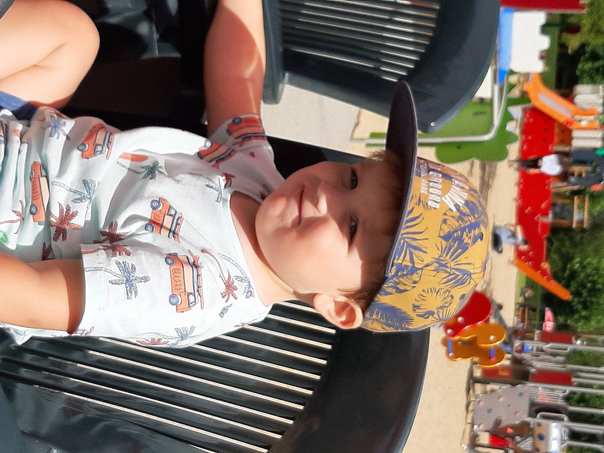 Valentin a rejoint le concours — aidez-le/la à gagner de superbes lots ! auto_part, baby, child, eyewear, fashion, fun, headwear, human_leg, joy, leisure, mechanical_fan, person, plant, recreation, t_shirt, thigh, toddler, tree