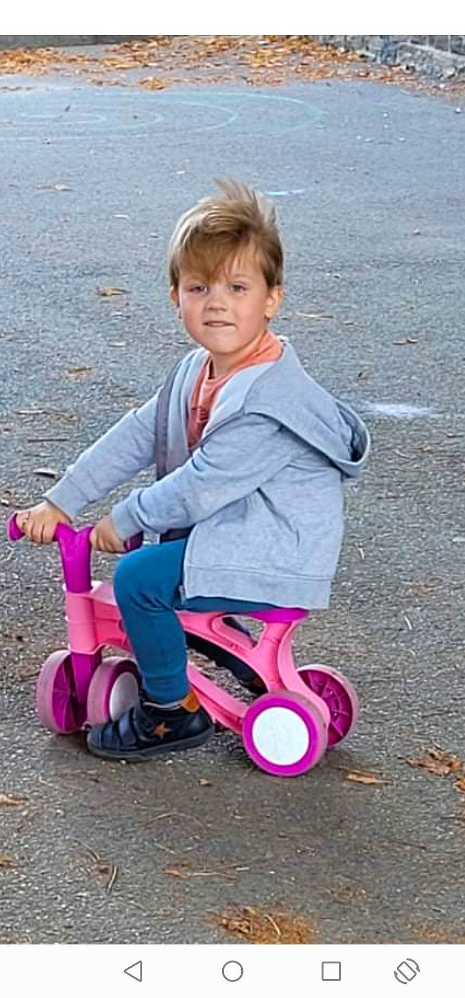 Valentin participe au concours pour gagner de l'argent avec cette photo : asphalt, automotive_wheel_system, baby_toddler_clothing, bicycle, child, electric_blue, fun, grass, magenta, person, pink, public_space, recreation, riding_toy, rolling, shoe, sitting, tire, toddler, vehicle