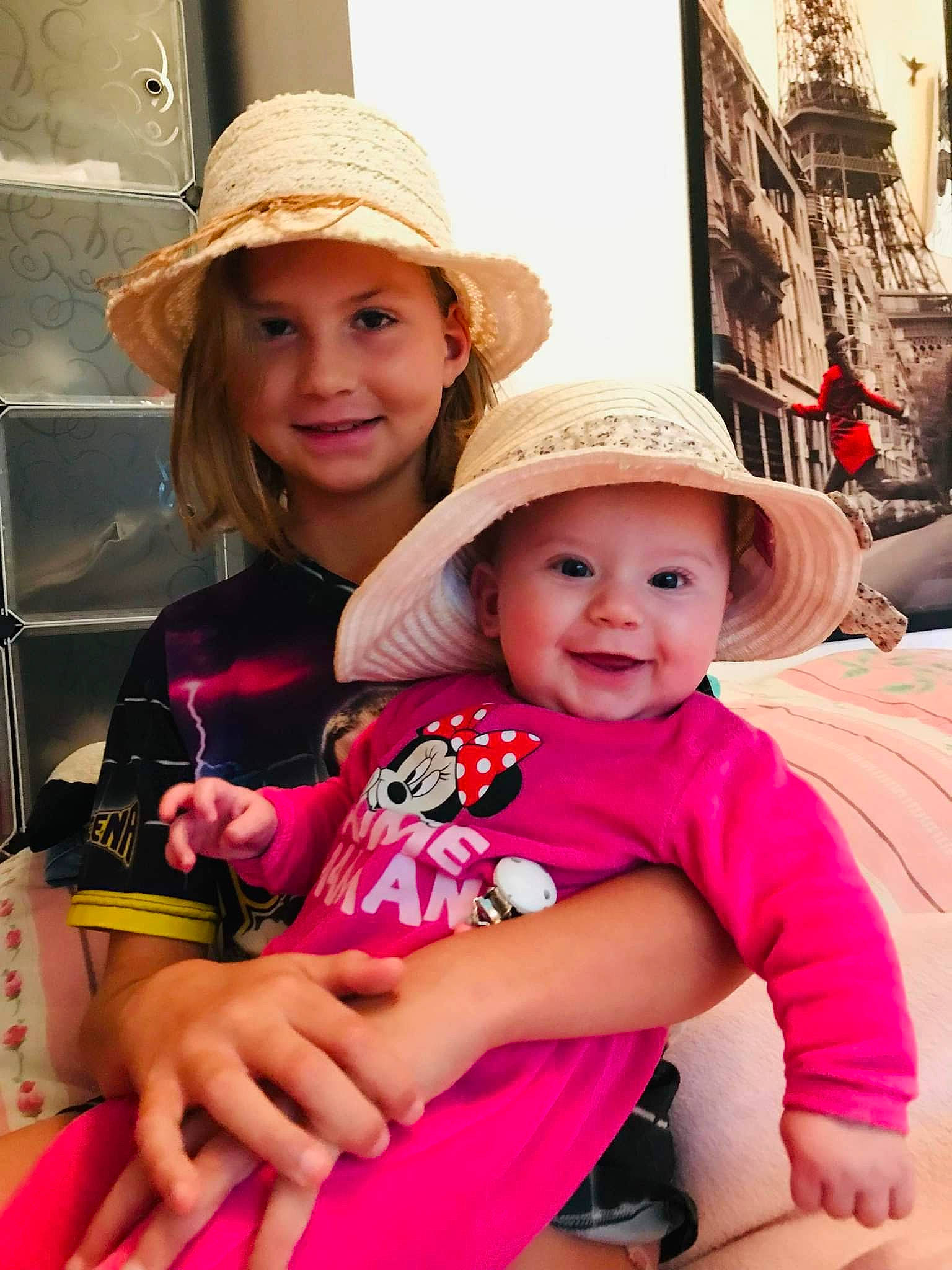 Arya participe au concours pour gagner de l'argent avec cette photo : beauty, child, eye, face, fun, happy, hat, headgear, headwear, joy, leisure, people, person, photograph, pink, red, skin, smile, snapshot, sun_hat