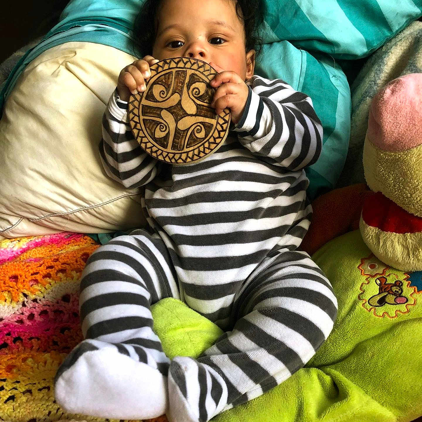 Lewin a rejoint le concours — aidez-le/la à gagner de superbes lots ! baby, blanket, child, colorful, cozy, curious, cushion, cute, face, feet, hand, indoor, infant, lying_down, patterned, plush, soft, striped_onesie, toy, wooden_object