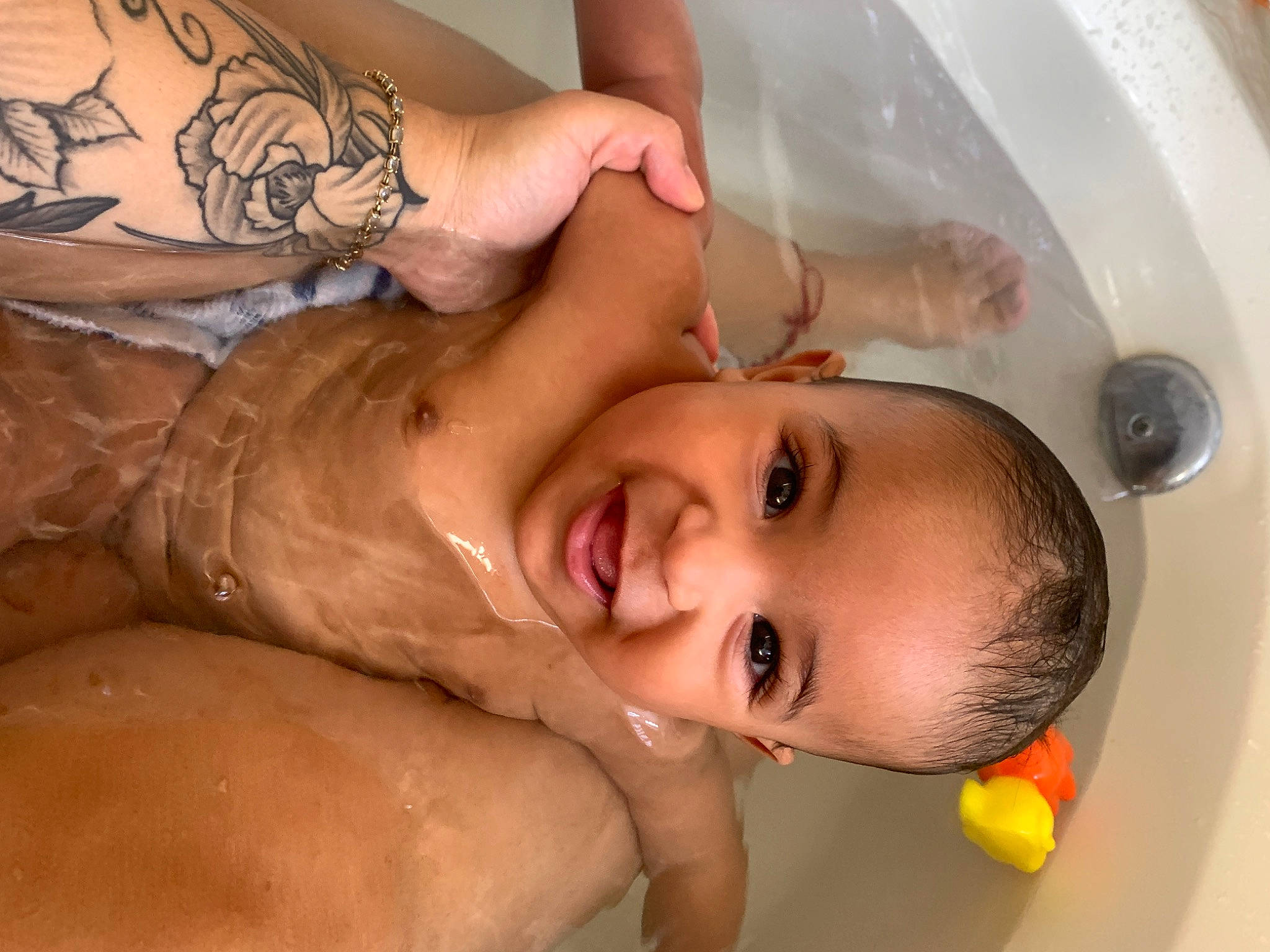 Romeo is registered to the contest to win money with this photo: arm, bathroom, eye, eyebrow, eyelash, face, facial_expression, hair, hand, head, human_body, lip, mouth, muscle, nose, organ, person, plumbing_fixture, skin, smile