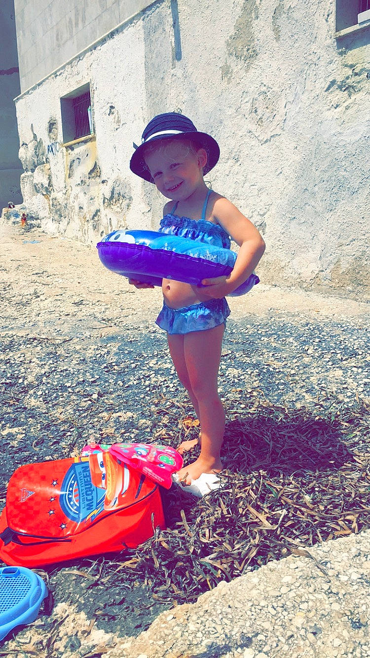 Louna participe au concours pour gagner de l'argent avec cette photo : child, fun, girl, headgear, joy, person, pink, play, purple, recreation, summer, toddler, vacation, water