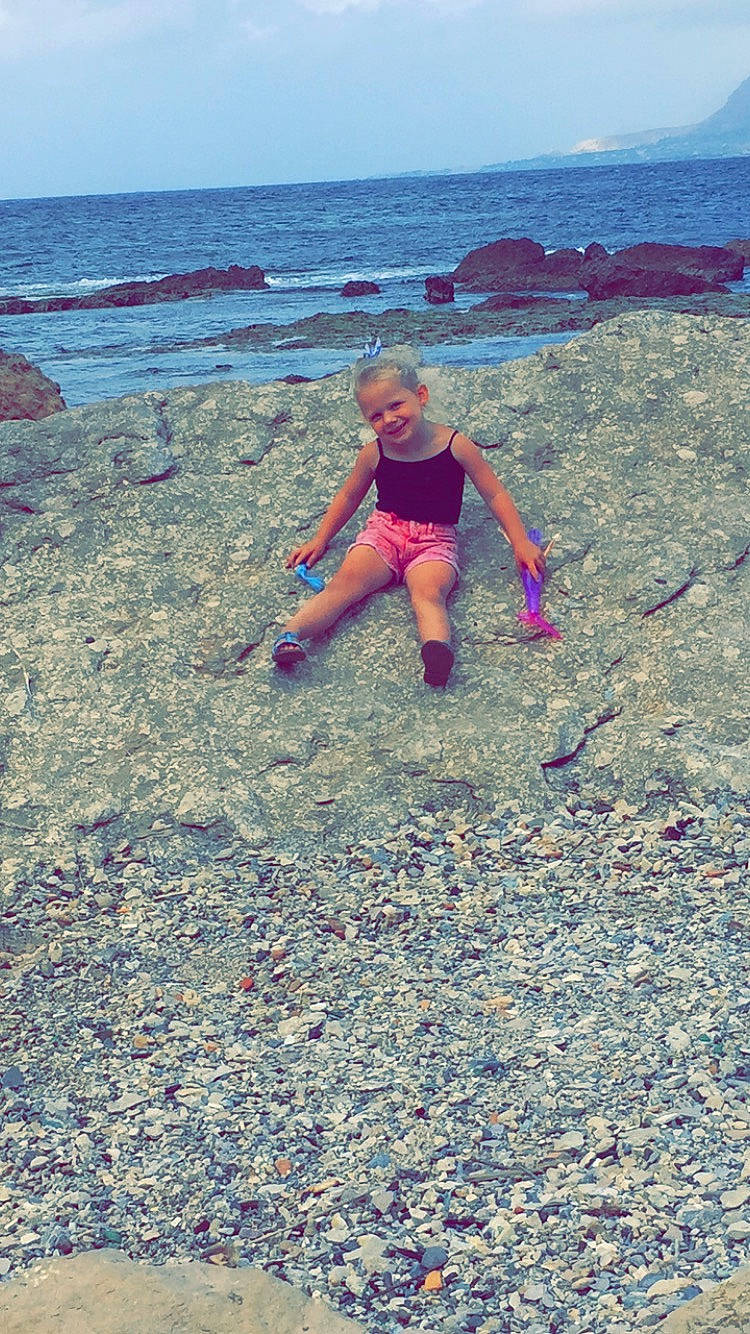 Louna a rejoint le concours — aidez-le/la à gagner de superbes lots ! beach, body_of_water, coast, coastal_and_oceanic_landforms, fun, girl, joy, leisure, ocean, person, recreation, rock, sand, sea, shore, sky, summer, tourism, vacation, water