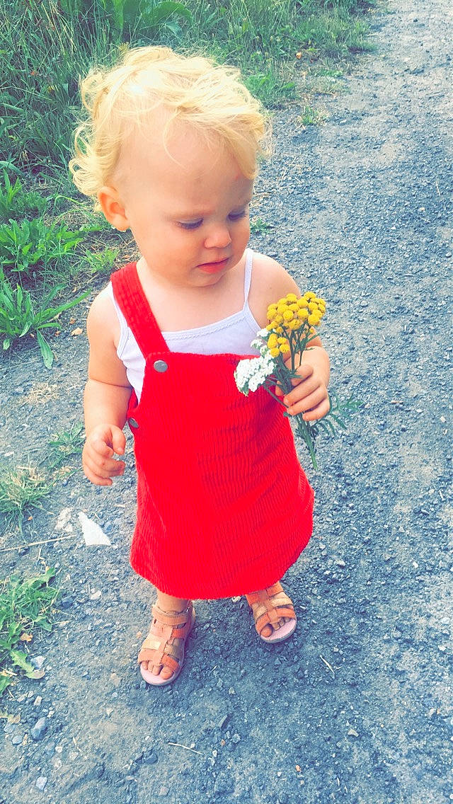 Laurena a rejoint le concours — aidez-le/la à gagner de superbes lots ! baby, baby_toddler_clothing, child, dress, grass, pattern, person, plant, play, smile, standing, summer, toddler