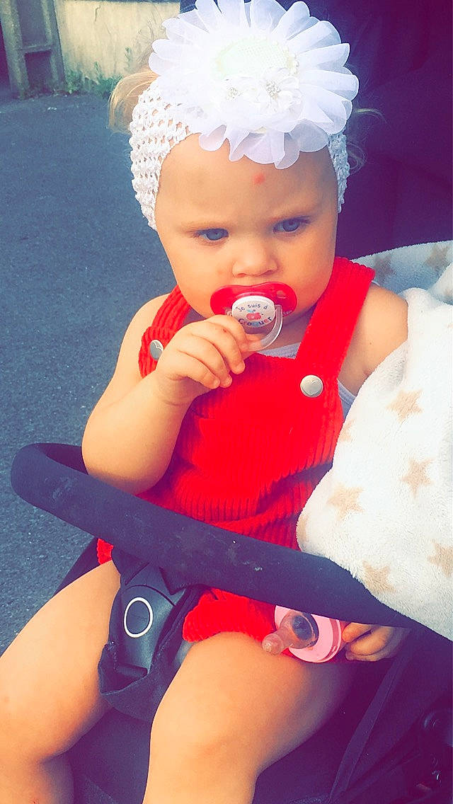 Laurena a rejoint le concours — aidez-le/la à gagner de superbes lots ! arm, baby, cheek, child, ear, finger, fun, hair_accessory, headband, headgear, headwear, leg, lip, nose, person, pink, play, red, skin, toddler