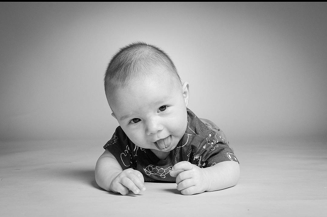 Lewis participe au concours pour gagner de l'argent avec cette photo : arm, baby, baby_toddler_clothing, cloud, crawling, flash_photography, floor, flooring, fun, grass, grey, happy, monochrome, monochrome_photography, person, sitting, sky, smile, toddler, tummy_time