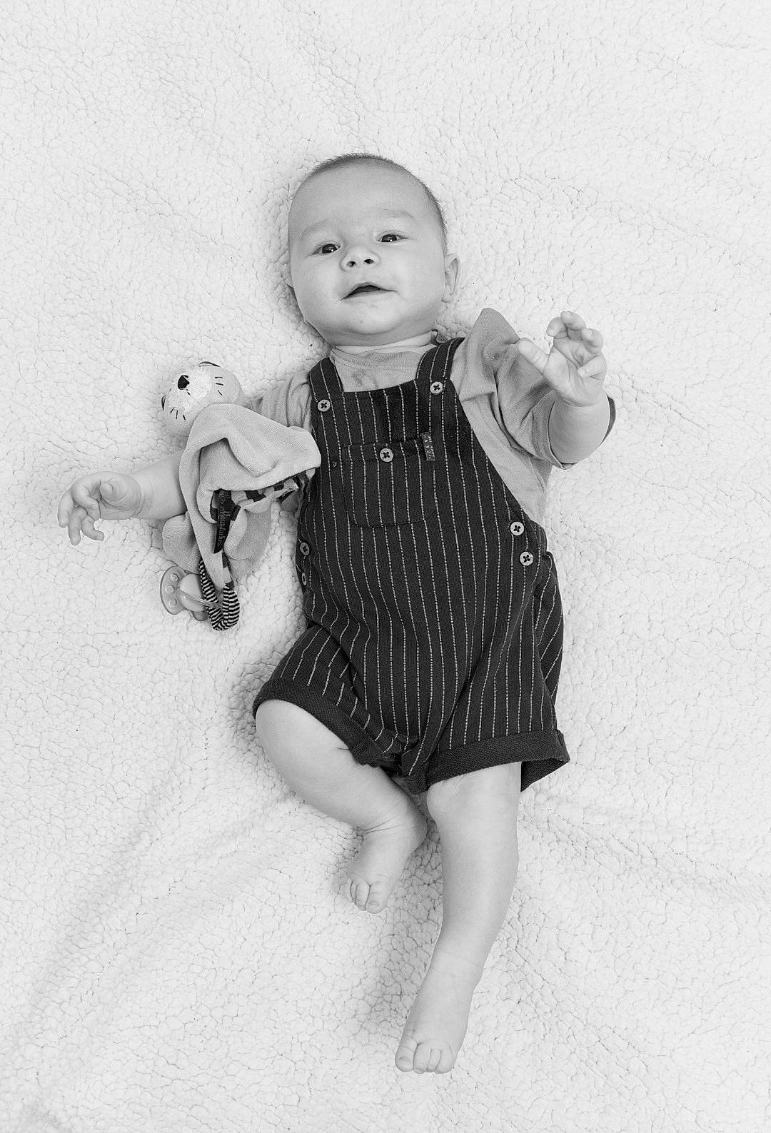 Lewis a rejoint le concours — aidez-le/la à gagner de superbes lots ! baby, baby_toddler_clothing, barefoot, day_dress, dress, foot, gesture, happy, human_body, human_leg, monochrome, monochrome_photography, one_piece_garment, pattern, person, sleeve, stock_photography, style, thumb, toddler