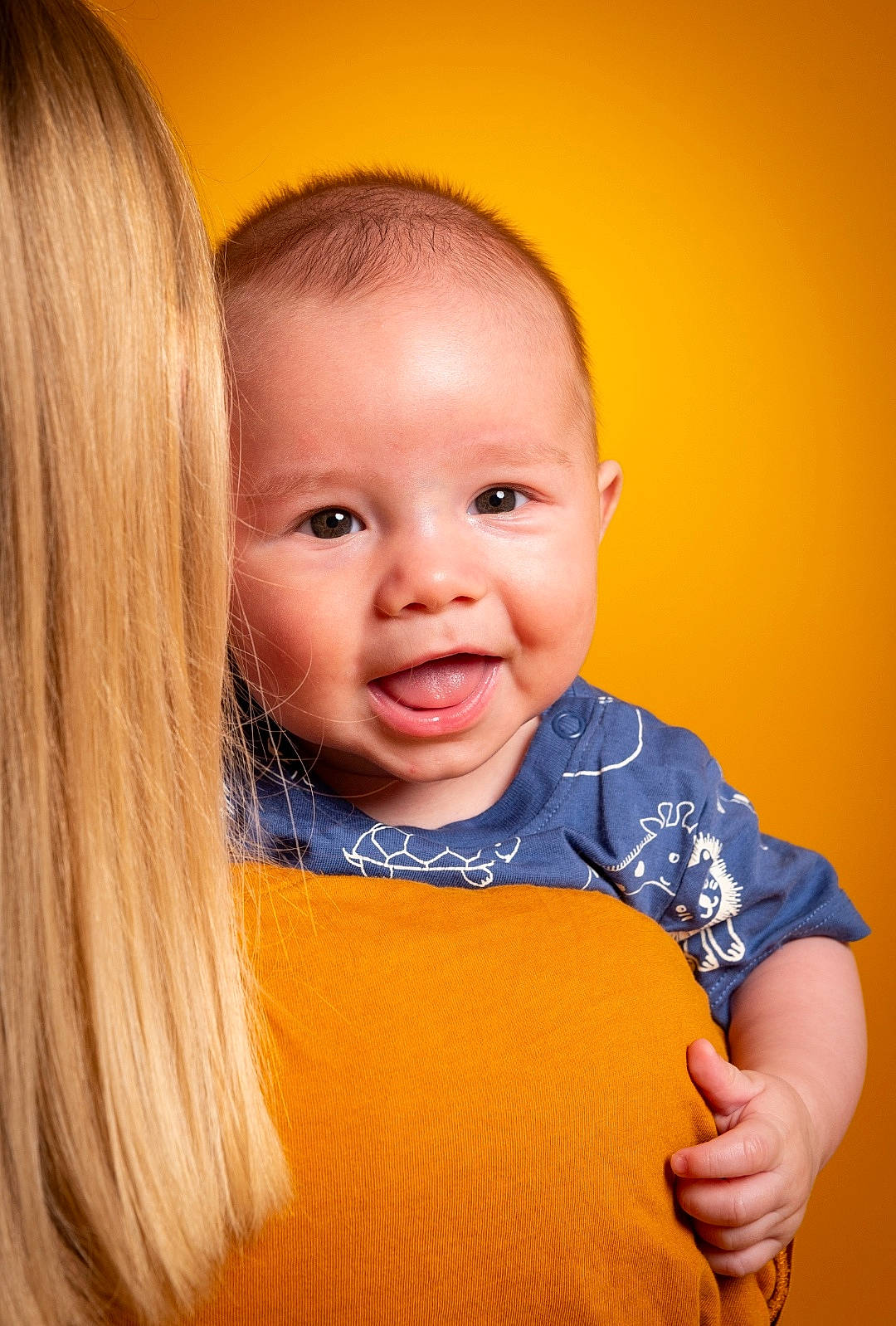 Lewis participe au concours pour gagner de l'argent avec cette photo : arm, baby, baby_toddler_clothing, child, dress, event, flash_photography, fun, gesture, happy, iris, laugh, lip, nose, orange, person, sleeve, smile, t_shirt, toddler