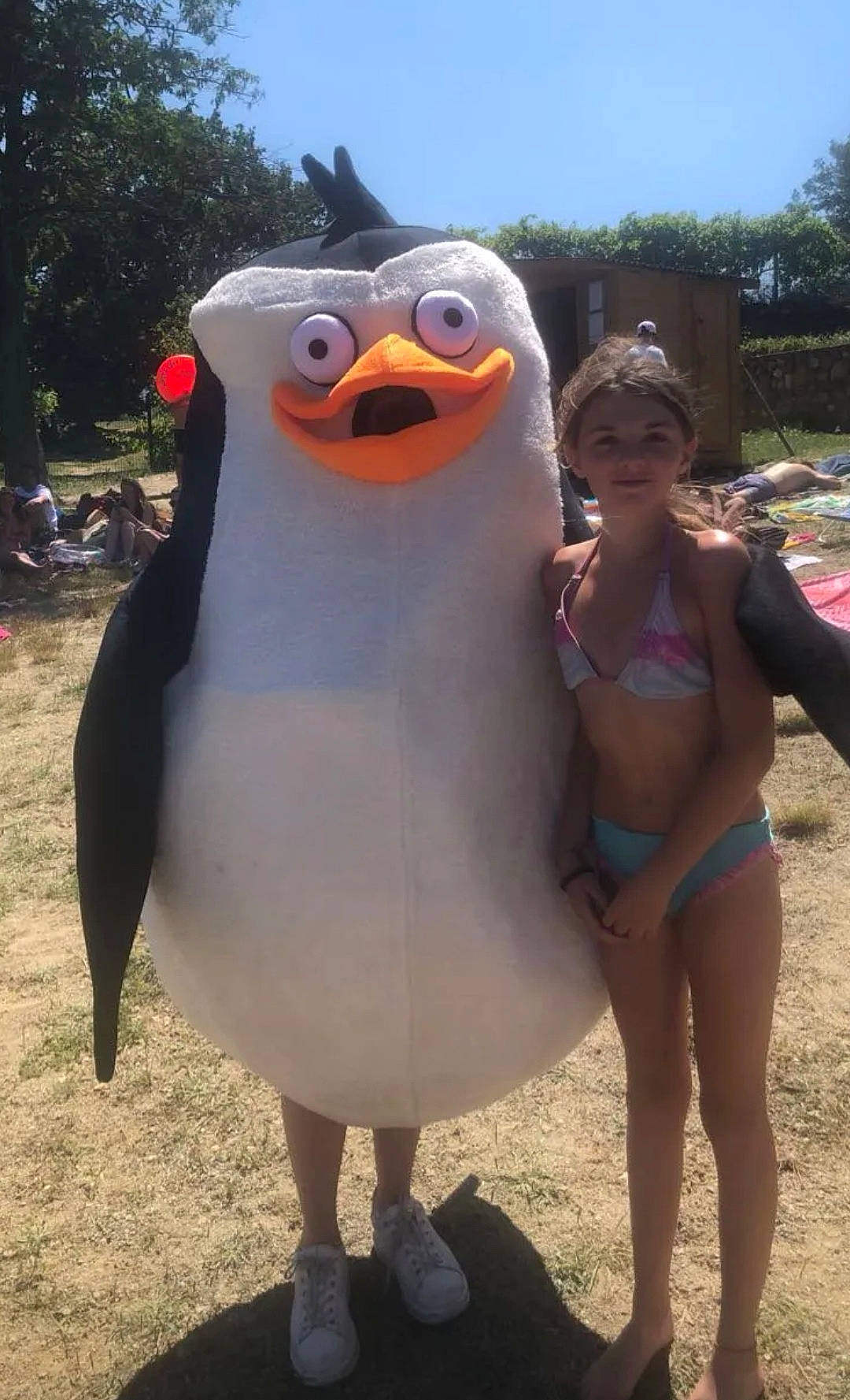 Mayliss participe au concours pour gagner de l'argent avec cette photo : beak, brassiere, chest, fun, gesture, happy, hat, joy, leisure, mascot, person, plant, recreation, sky, summer, swimsuit_top, swimwear, tourism, tree, undergarment