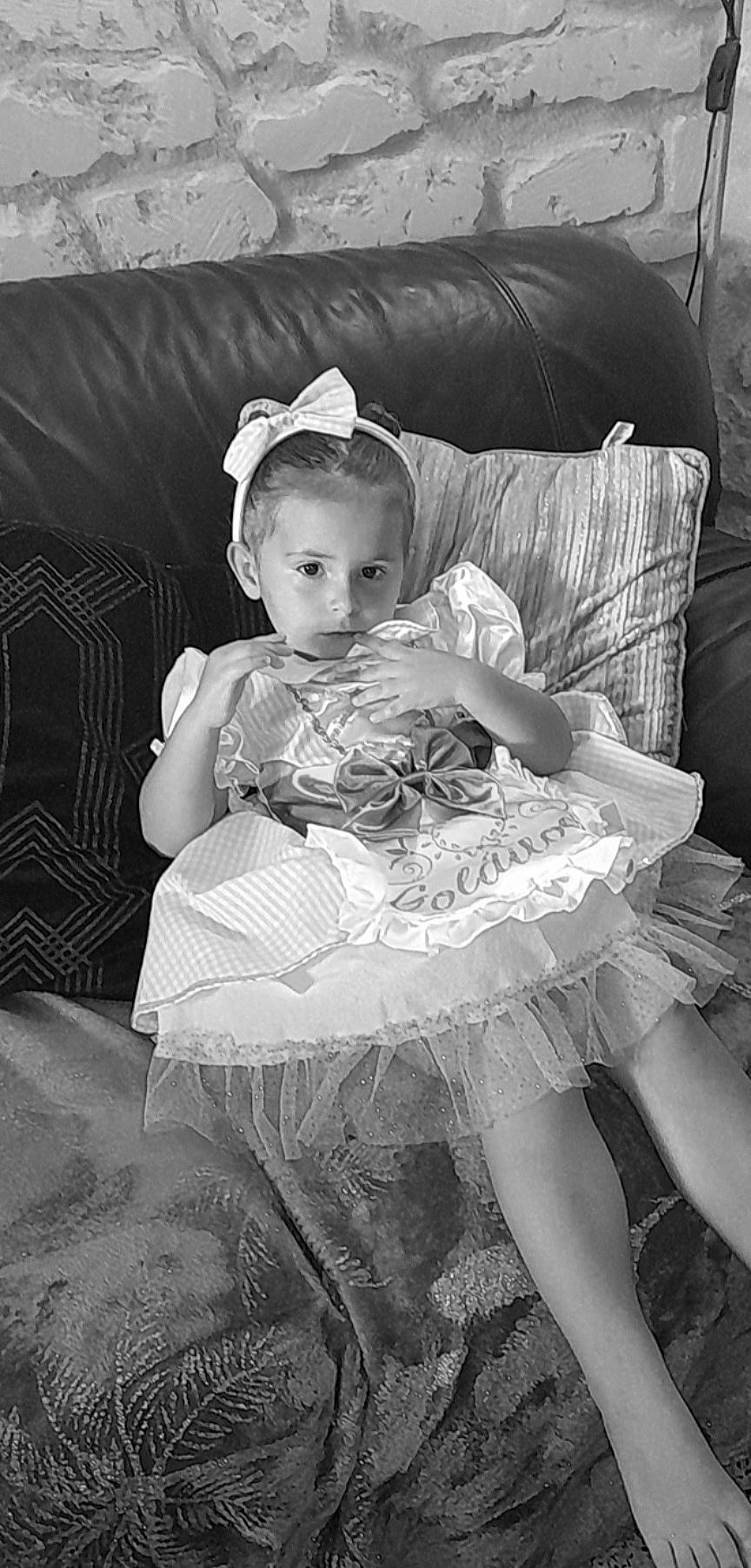 Alyta a rejoint le concours — aidez-le/la à gagner de superbes lots ! baby, baby_toddler_clothing, black, black_and_white, comfort, couch, dress, flash_photography, hairstyle, happy, headgear, headpiece, human_body, monochrome, monochrome_photography, person, standing, style, toddler, vintage_clothing