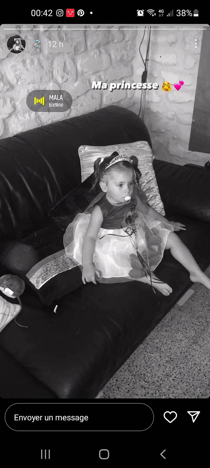 Alyta a rejoint le concours — aidez-le/la à gagner de superbes lots ! arm, black_and_white, black_hair, blond, child, comfort, couch, flash_photography, flooring, fun, furniture, human_body, human_leg, living_room, long_hair, monochrome, monochrome_photography, person, sitting, style