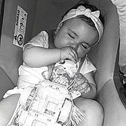 Myana a rejoint le concours — aidez-le/la à gagner de superbes lots ! baby, sleeping, car_seat, toy_car, headband, child, infant, sucking_thumb, netting, seatbelt, cute, peaceful, toddler, clothing, indoor, resting, person, accessory, monochrome, portrait