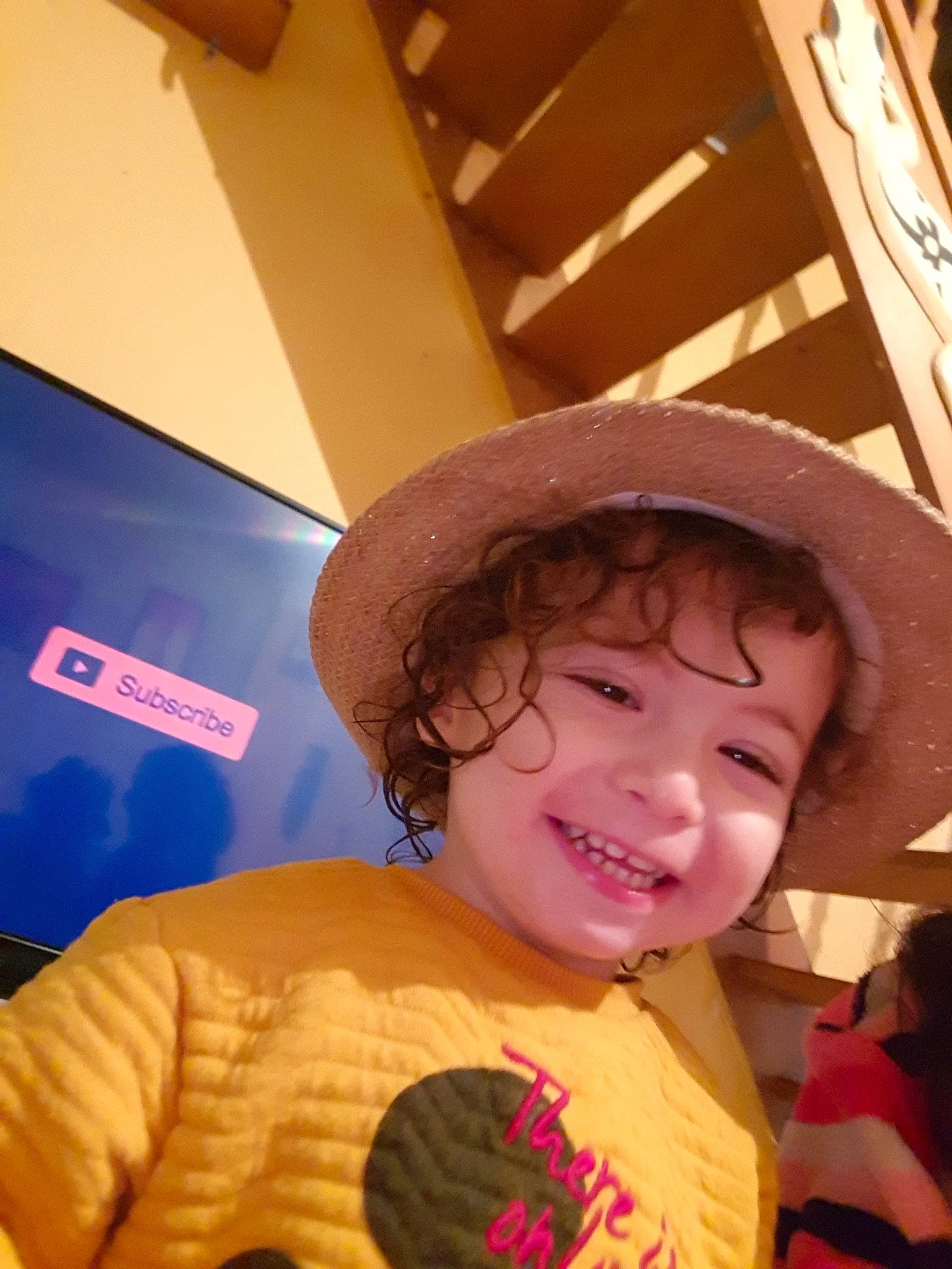 Darryl participe au concours pour gagner de l'argent avec cette photo : child, cool, hat, headgear, joy, person