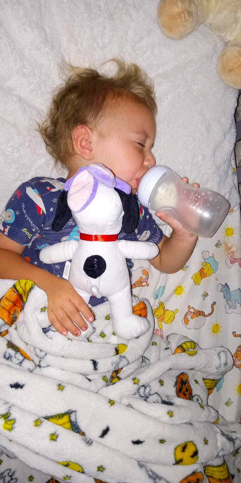 Mateo is registered to the contest to win money with this photo: arm, baby, baby_bottle, baby_products, baby_toddler_clothing, baby_toys, carmine, child, comfort, drinking, drinkware, nail, pattern, person, plastic_bottle, play, sitting, skin, sleeve, textile