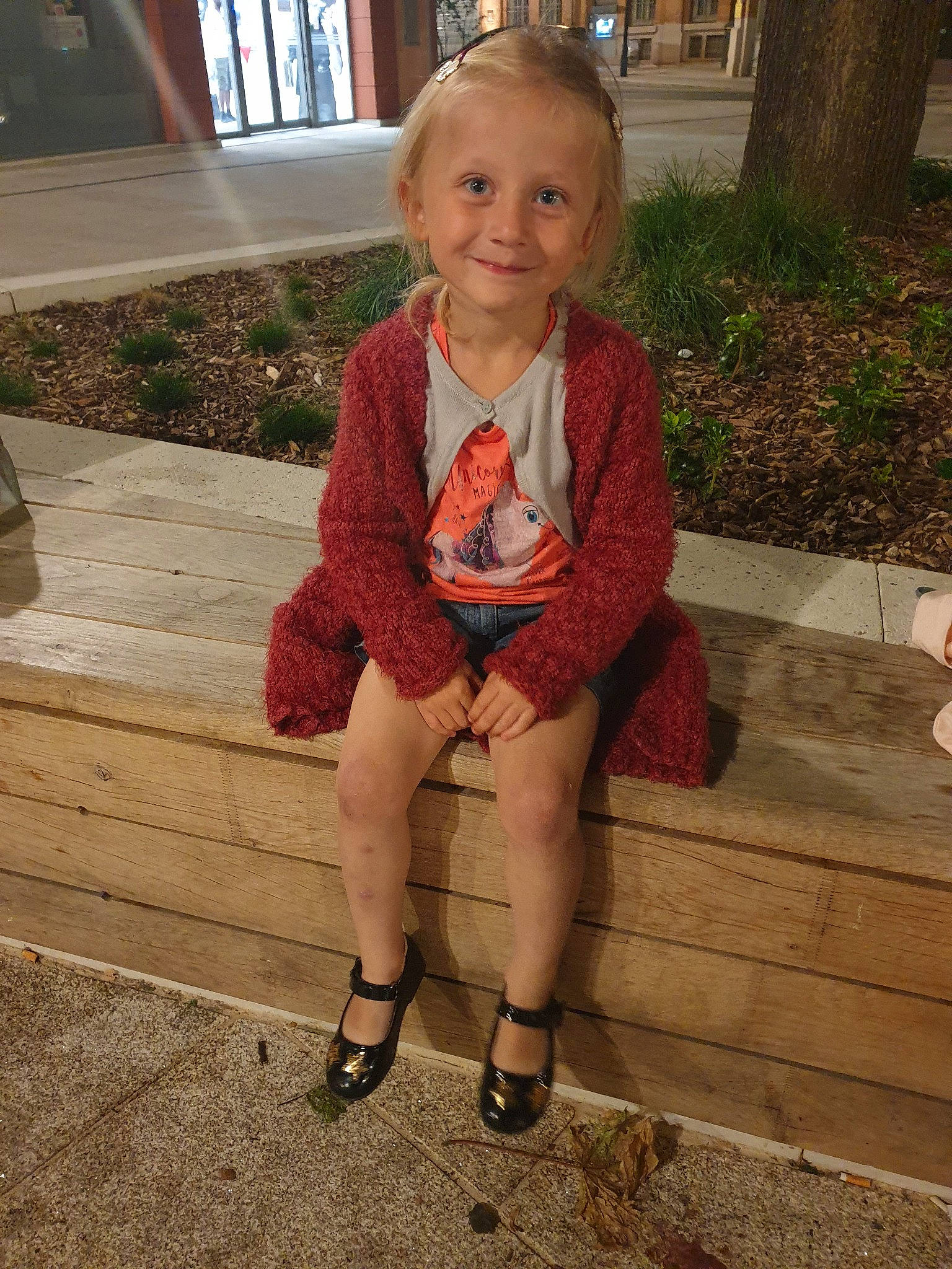 Louana participe au concours pour gagner de l'argent avec cette photo : child, joy, leg, outerwear, person, shoe, sitting, smile, toddler