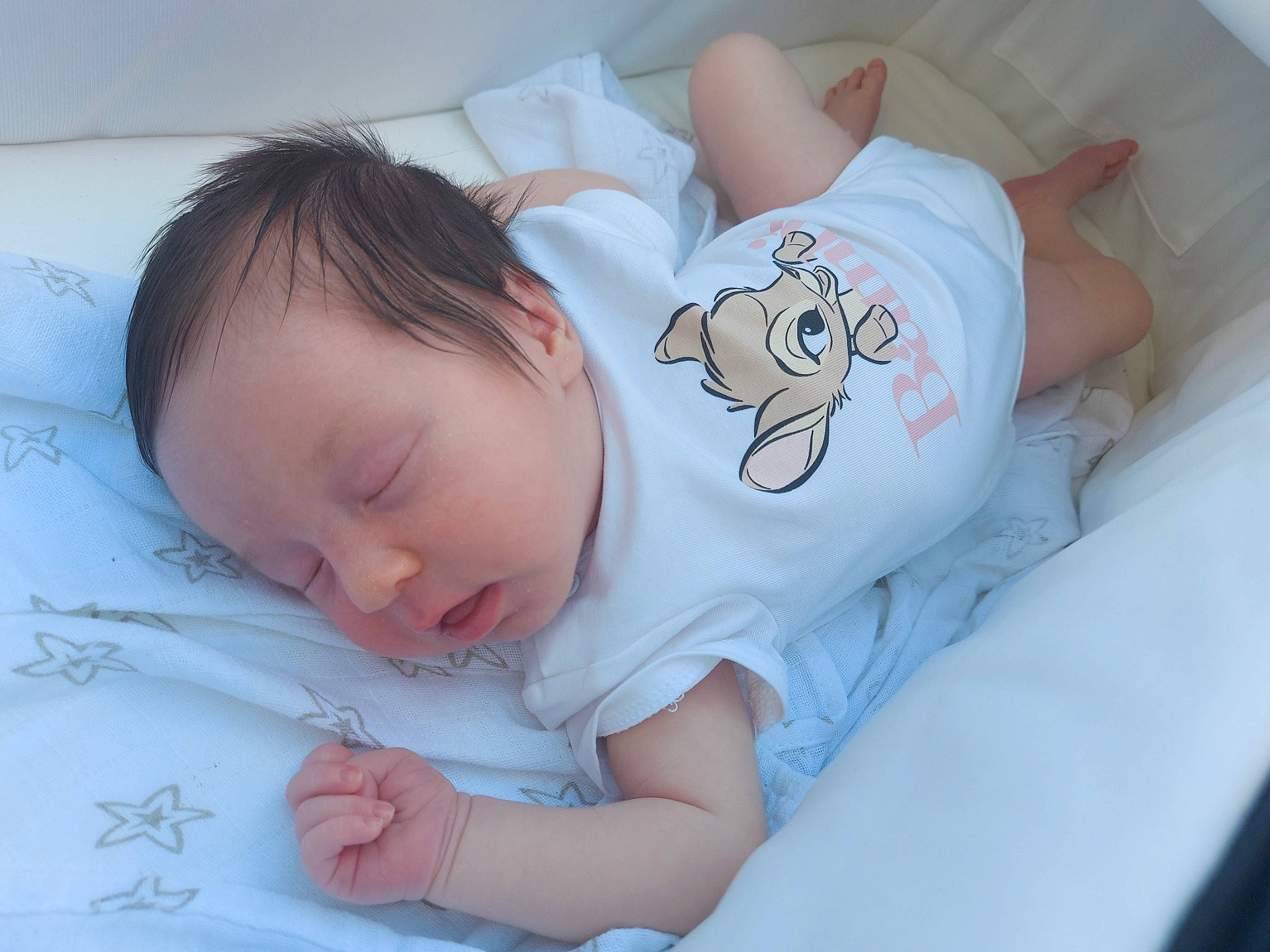 Mélodie a rejoint le concours — aidez-le/la à gagner de superbes lots ! baby, baby_sleeping, baby_toddler_clothing, bed, bedding, cheek, child, comfort, face, finger, hand, happy, head, human_body, linens, mouth, person, product, skin, textile