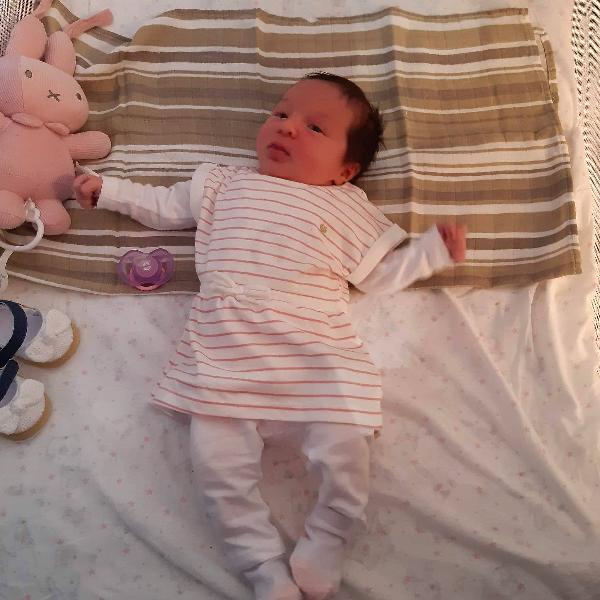 Mélodie a rejoint le concours — aidez-le/la à gagner de superbes lots ! abdomen, baby, baby_products, baby_toddler_clothing, bedding, cheek, child, comfort, gesture, hand, linens, pattern, person, pink, room, sitting, sleeve, smile, t_shirt, thumb