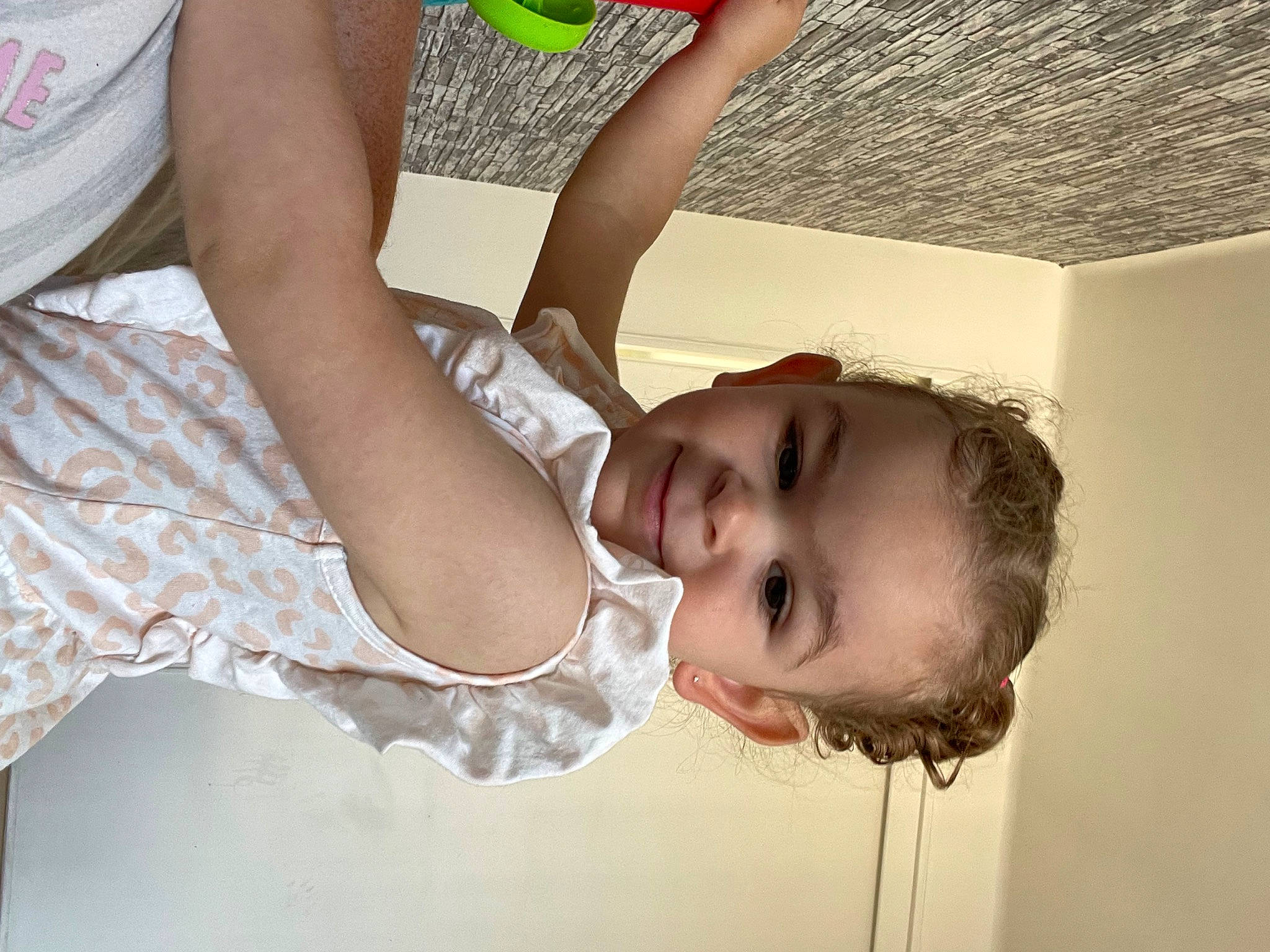 Sohane a rejoint le concours — aidez-le/la à gagner de superbes lots ! dress, elbow, eye, eyelash, finger, flash_photography, gesture, hairstyle, hand, happy, human, human_body, joint, joy, leg, muscle, neck, person, shoulder, skin