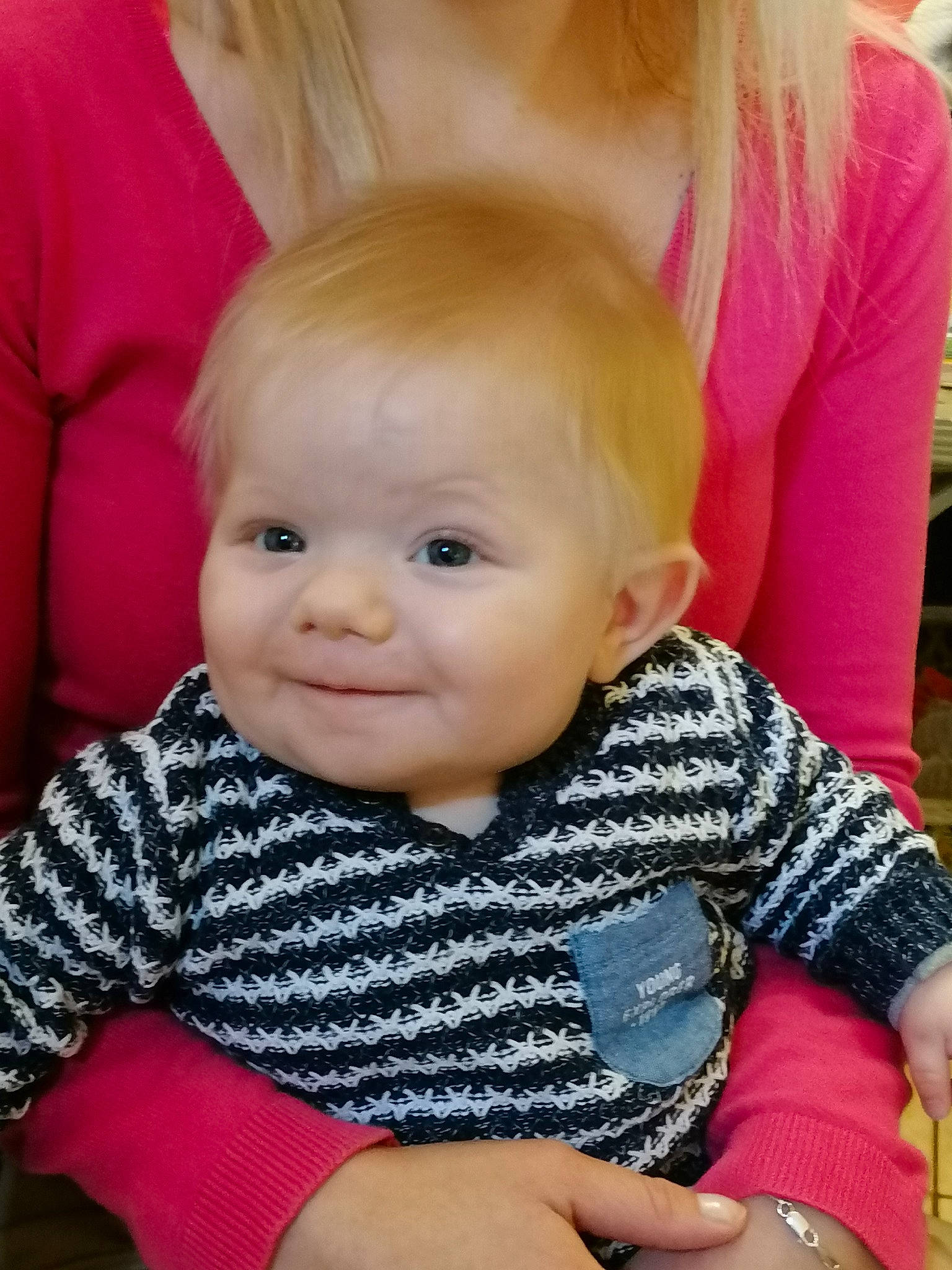 Enzo a rejoint le concours — aidez-le/la à gagner de superbes lots ! baby, baby_toddler_clothing, cheek, child, chin, eye, eyelash, finger, fun, hairstyle, happy, head, iris, joy, lip, person, pink, skin, sleeve, smile