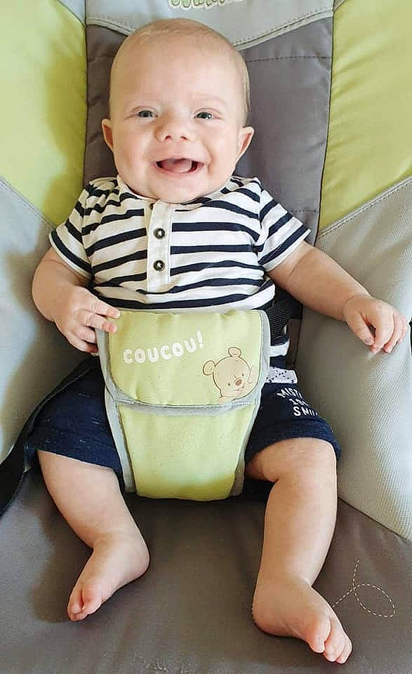 Enzo a rejoint le concours — aidez-le/la à gagner de superbes lots ! baby, baby_toddler_clothing, beauty, cheek, child, comfort, face, happy, human_leg, knee, pattern, person, photograph, product, sitting, sleeve, smile, thigh, toddler, white