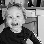 Maëson a rejoint le concours — aidez-le/la à gagner de superbes lots ! bodypart, cabinet, child, clothing, face, female, finger, furniture, girl, hand, happy, head, indoors, mouth, person, photography, portrait, smile, t_shirt, teeth