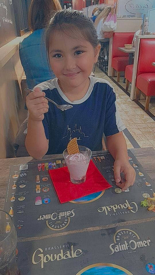 Neyla a rejoint le concours — aidez-le/la à gagner de superbes lots ! chair, child, dress, drink, finger, flooring, food, fun, hand, happy, head, indoor_games_and_sports, joy, leisure, people, person, play, smile, sweetness, t_shirt