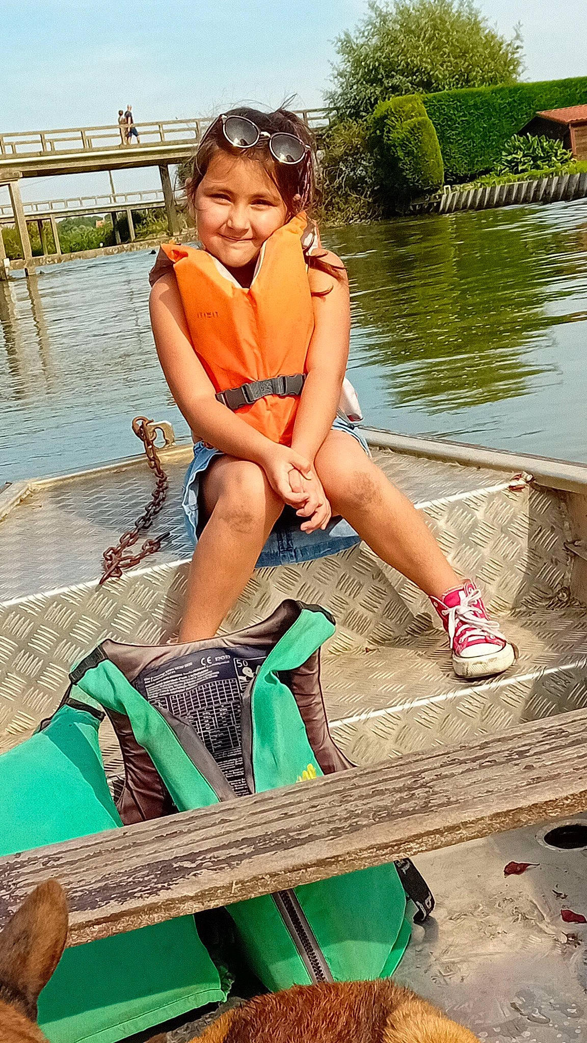 Neyla participe au concours pour gagner de l'argent avec cette photo : boats_and_boating_equipment_and_supplies, eyewear, fun, happy, human_leg, joy, knee, lake, leg, leisure, people_in_nature, person, plant, recreation, sandal, shoe, smile, sneakers, summer, thigh