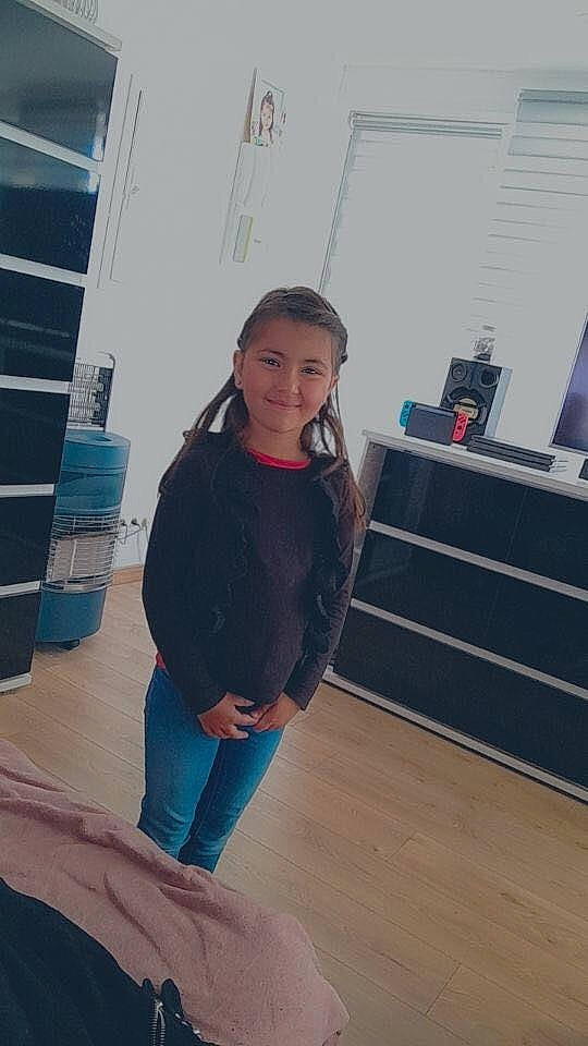 Neyla participe au concours pour gagner de l'argent avec cette photo : denim, electric_blue, fashion_design, flooring, fun, happy, hardwood, human_leg, joy, knee, leisure, long_hair, pattern, person, room, sitting, sportswear, standing, t_shirt, thigh